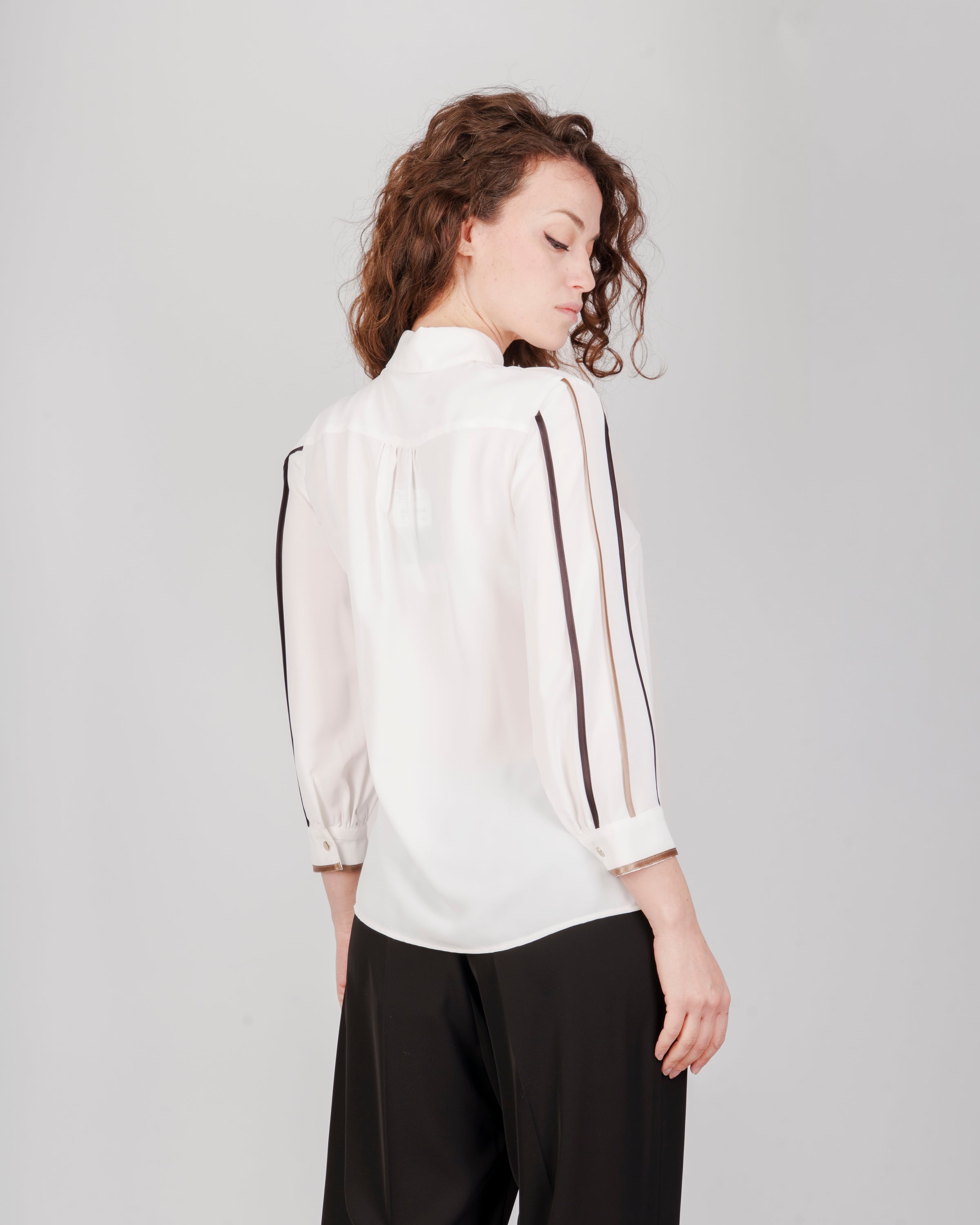 Blusa con piping maniche mano seta METAURO