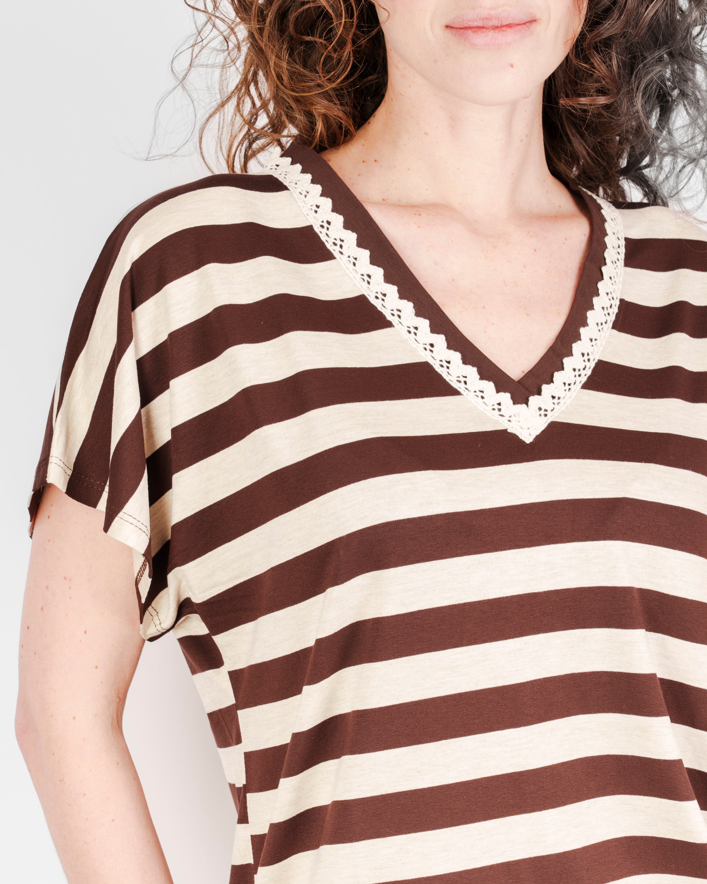 T-Shirt scollo V Edas rigata TRISTE