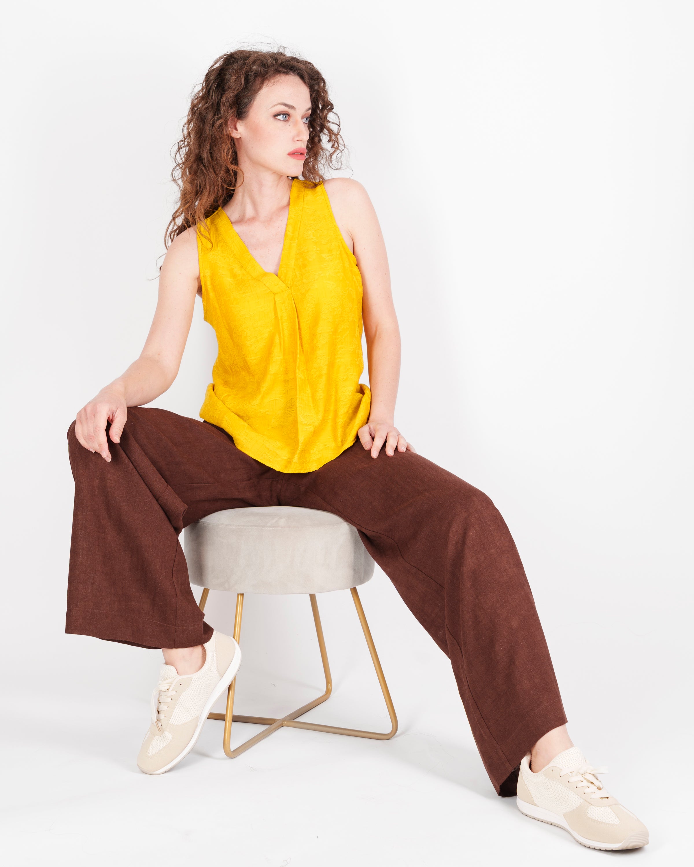 Blusa smanicata in viscosa goffrata 6060/53