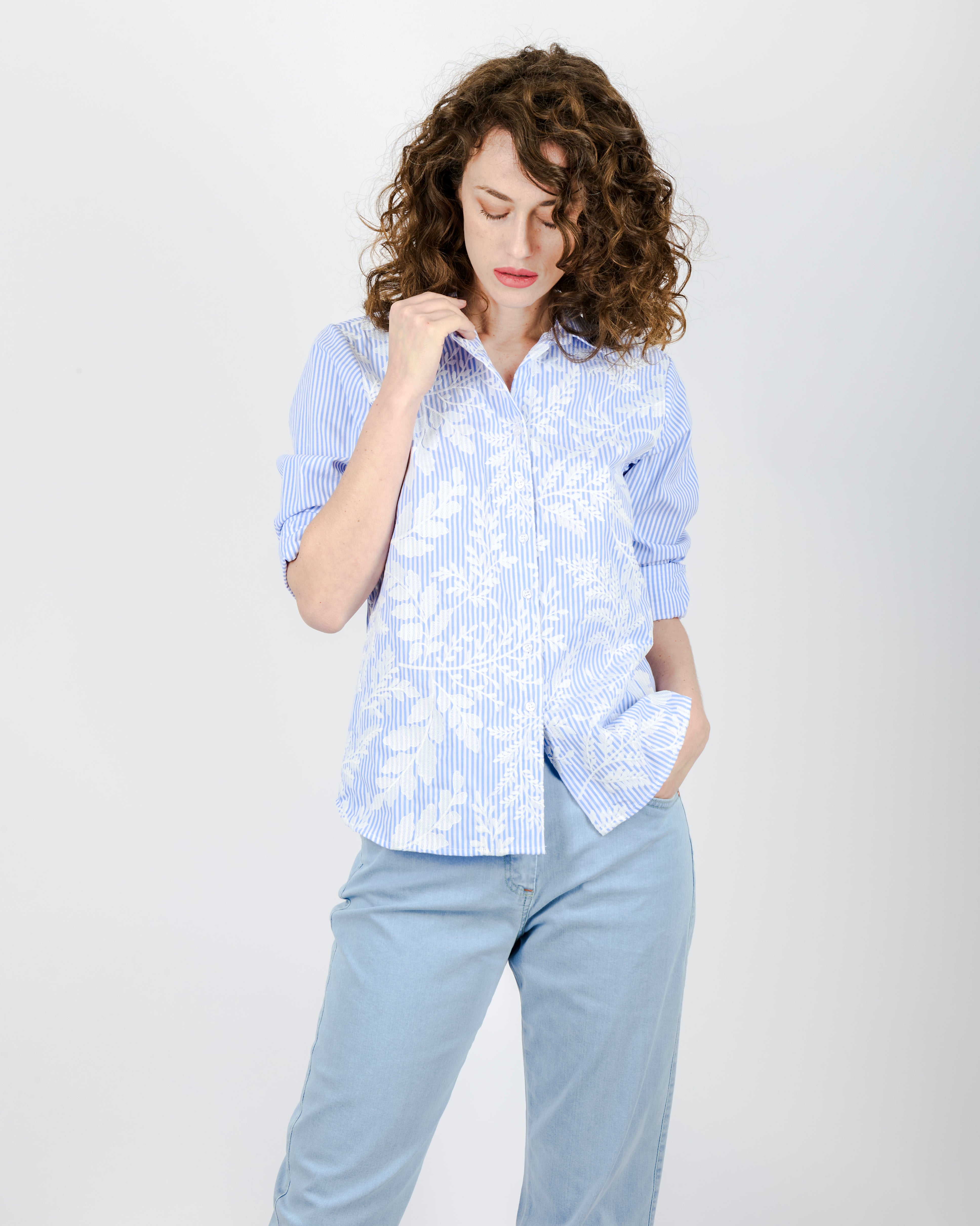 Camicia in cotone riga e ricamo 25-23