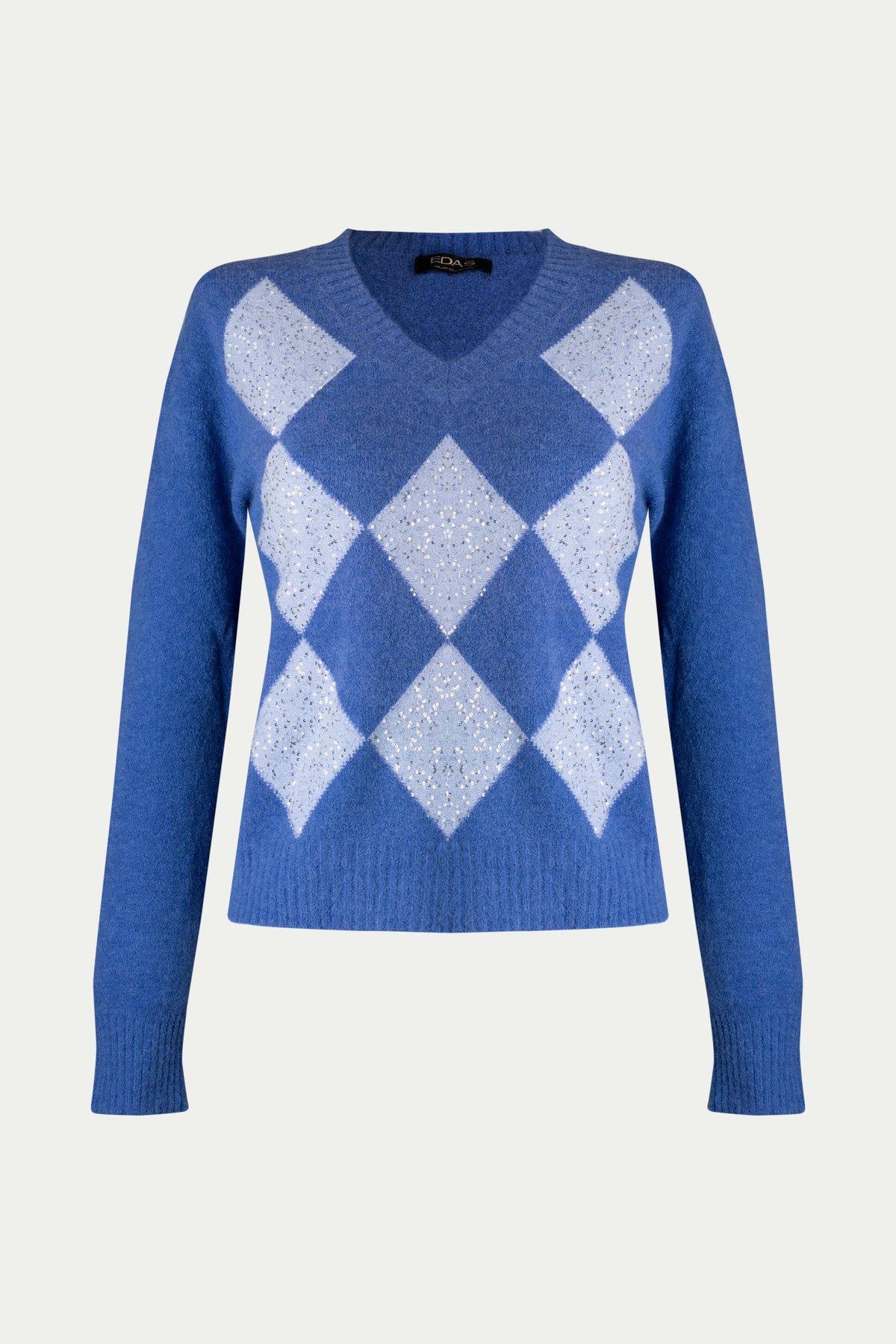 Maglia scollo a V con rombi marroni e paillettes, motivo argyle, indossata da modella
