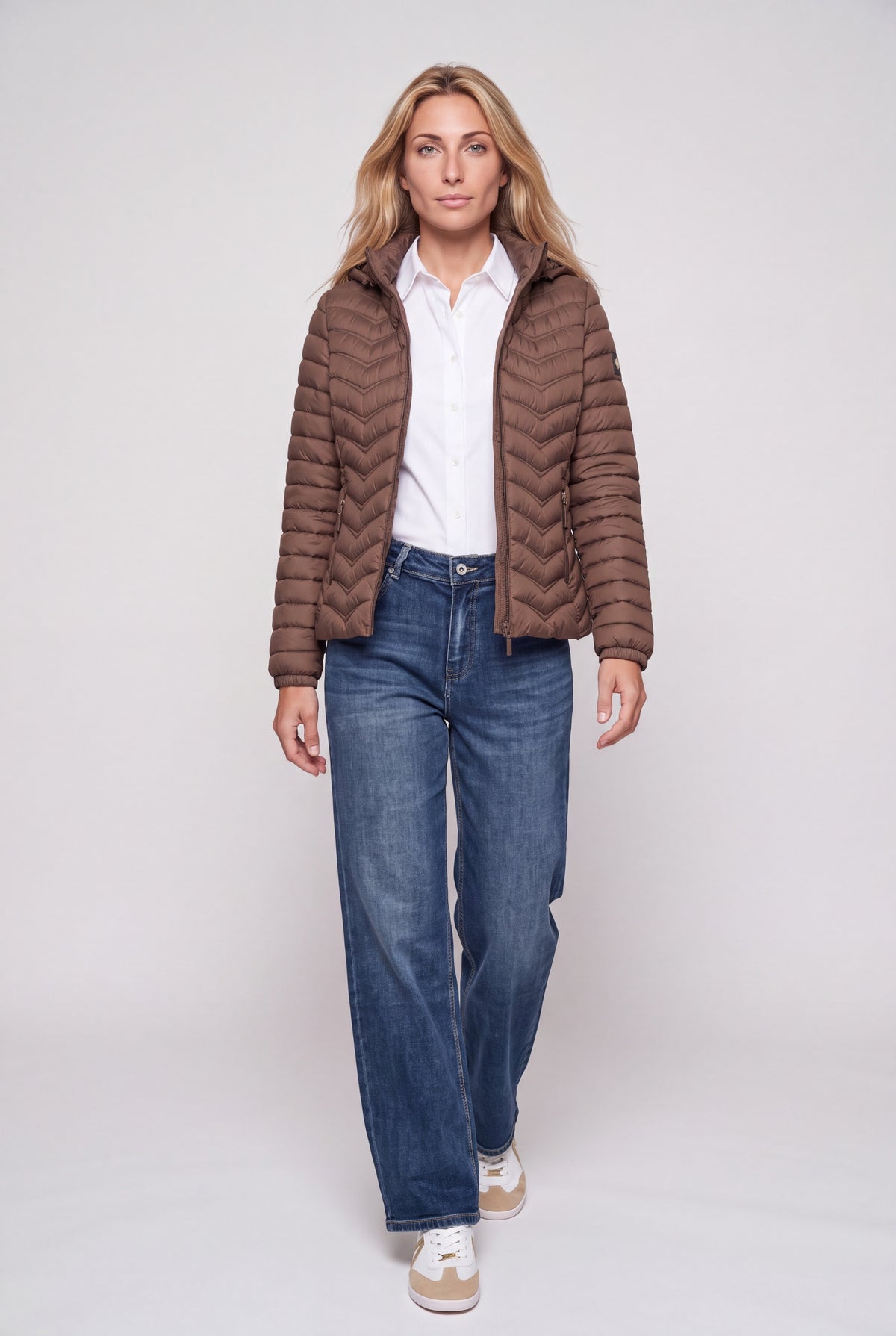 Piumino leggero donna color moro con cappuccio e trapuntatura a chevron, zip intera