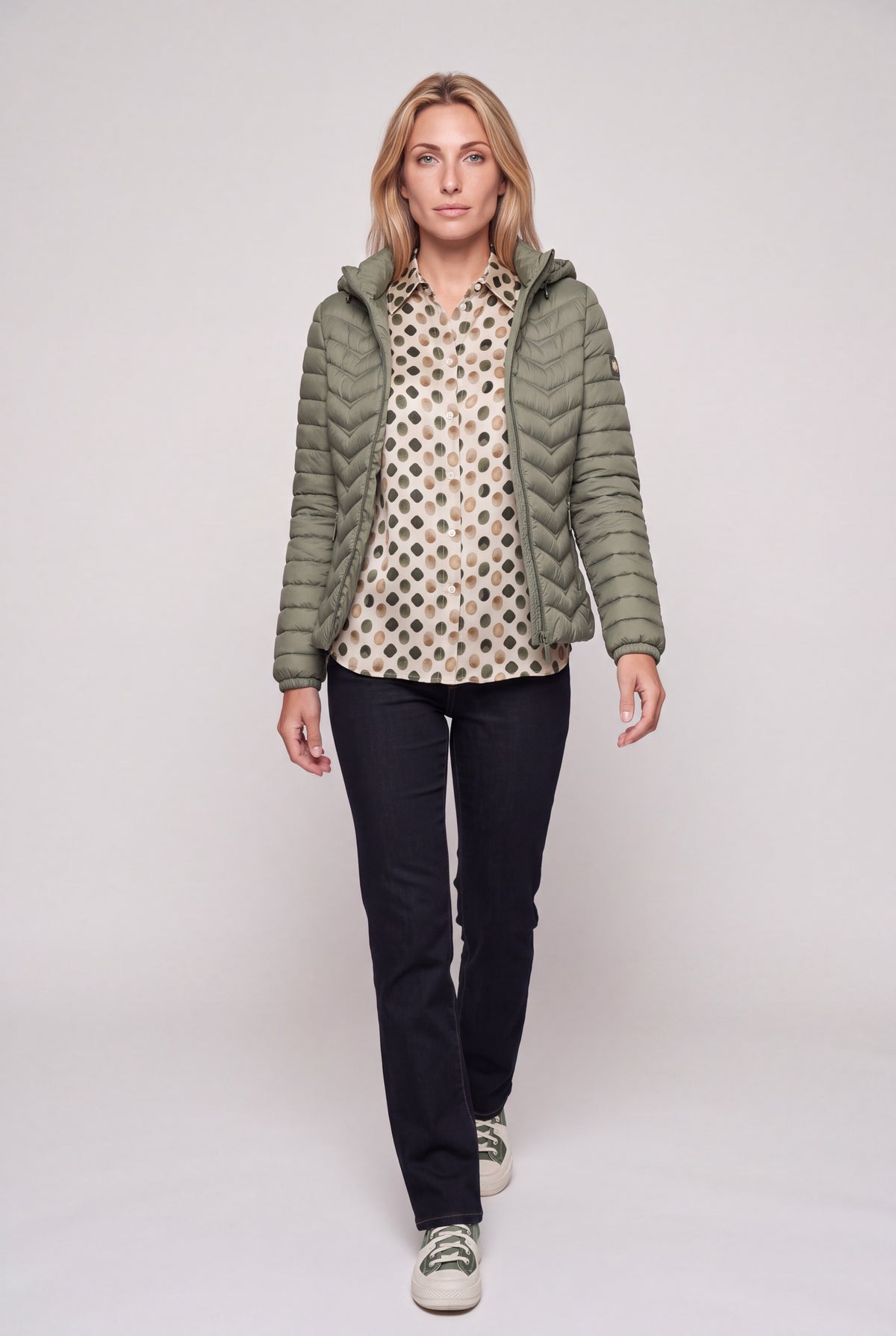 Camicia da donna in viscosa a pois rétro nei toni verde, senape e beige con colletto a punta