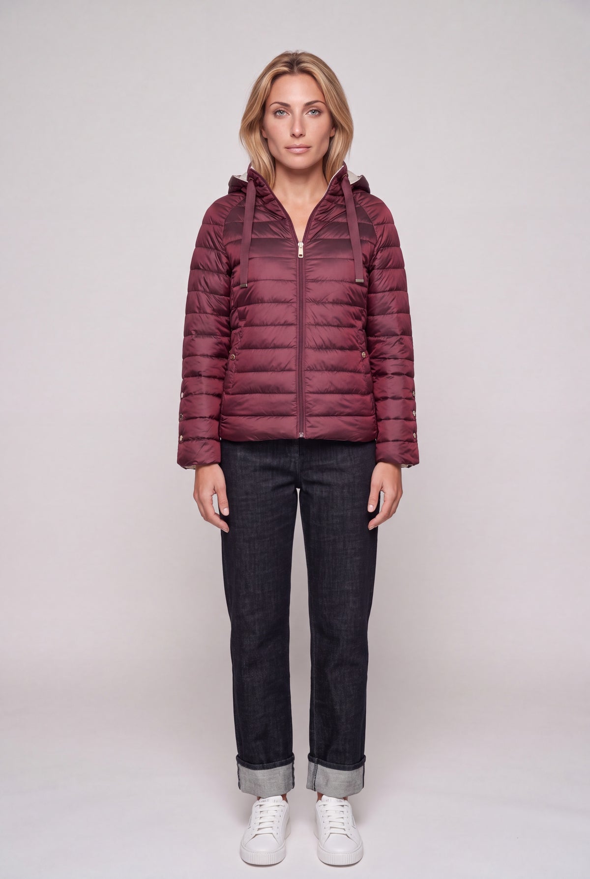 Piumino leggero con cappuccio bordeaux trapuntato, zip centrale e interno chiaro a contrasto