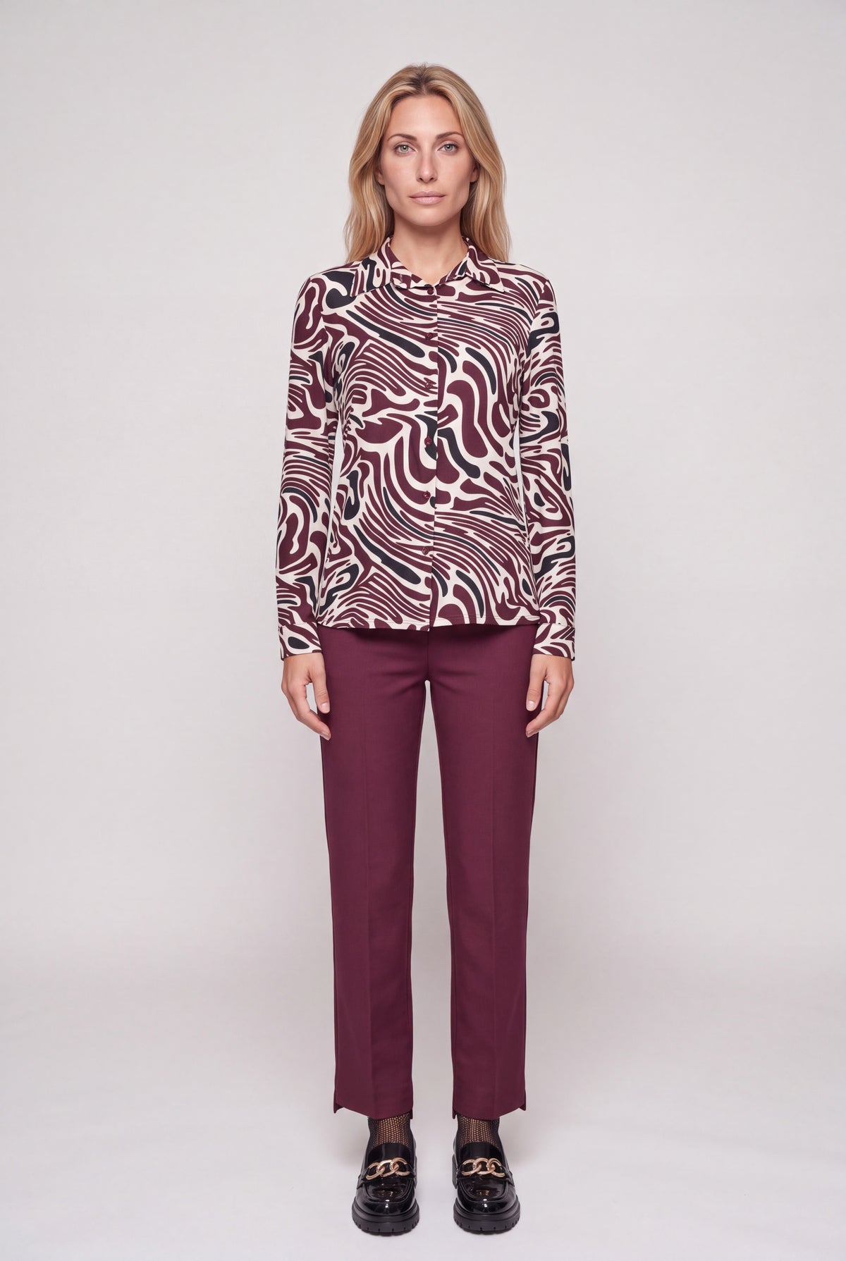 Camicia in jersey da donna con stampa onda bordeaux, nero e panna, collo a punta e maniche lunghe