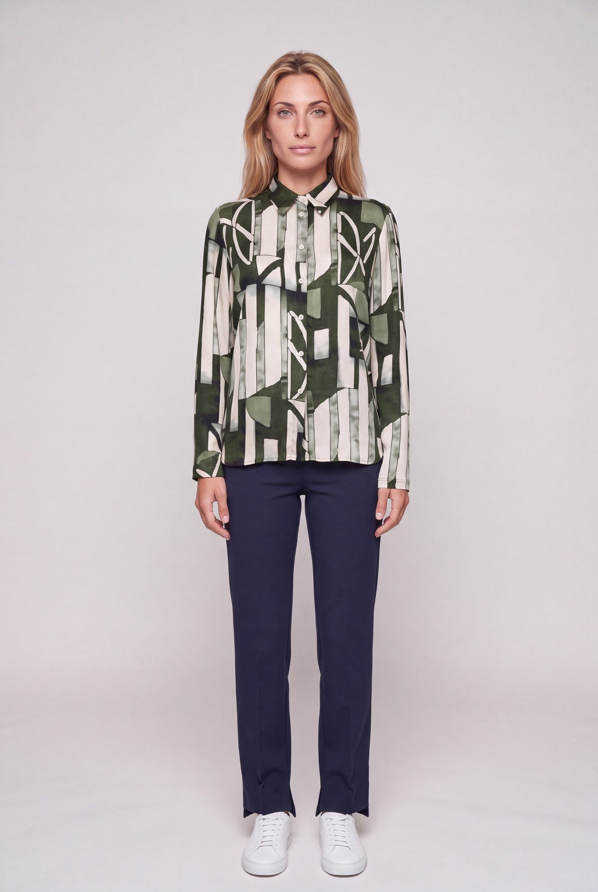 Camicia in viscosa fantasia verde da donna con stampa geometrica astratta, colletto a punta e maniche lunghe