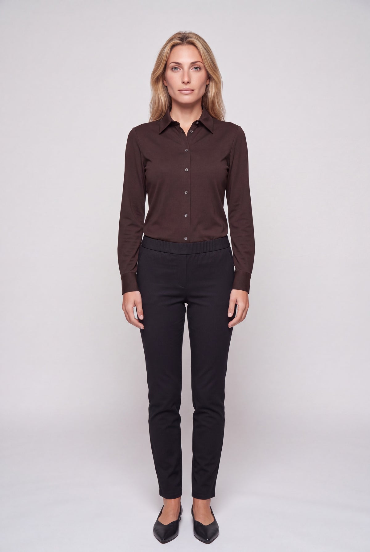 Camicia in jersey da donna color moro, tinta unita, collo classico e bottoni a tono