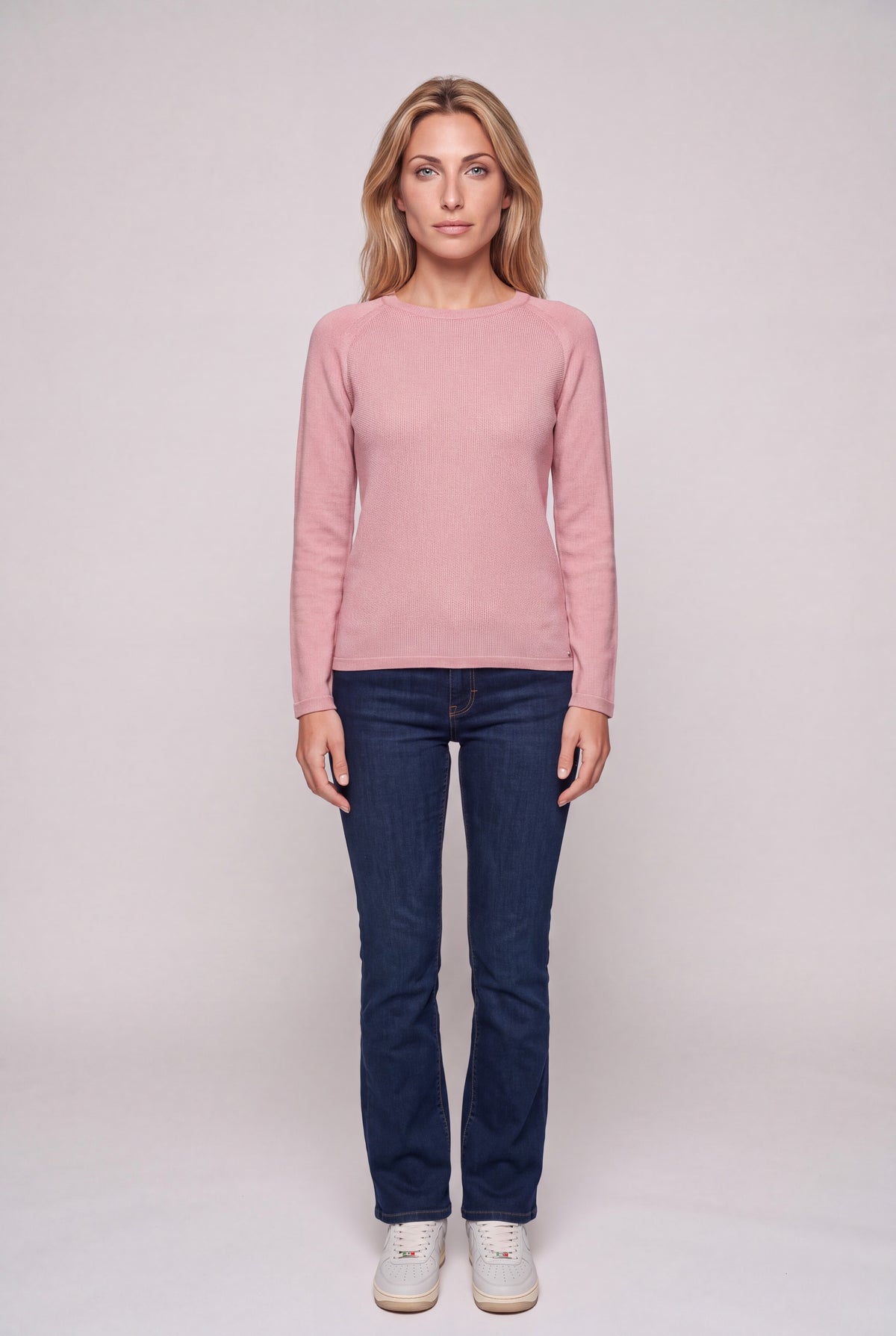 Maglia girocollo donna in punto riso color bordeaux con manica raglan, indossata con jeans scuri