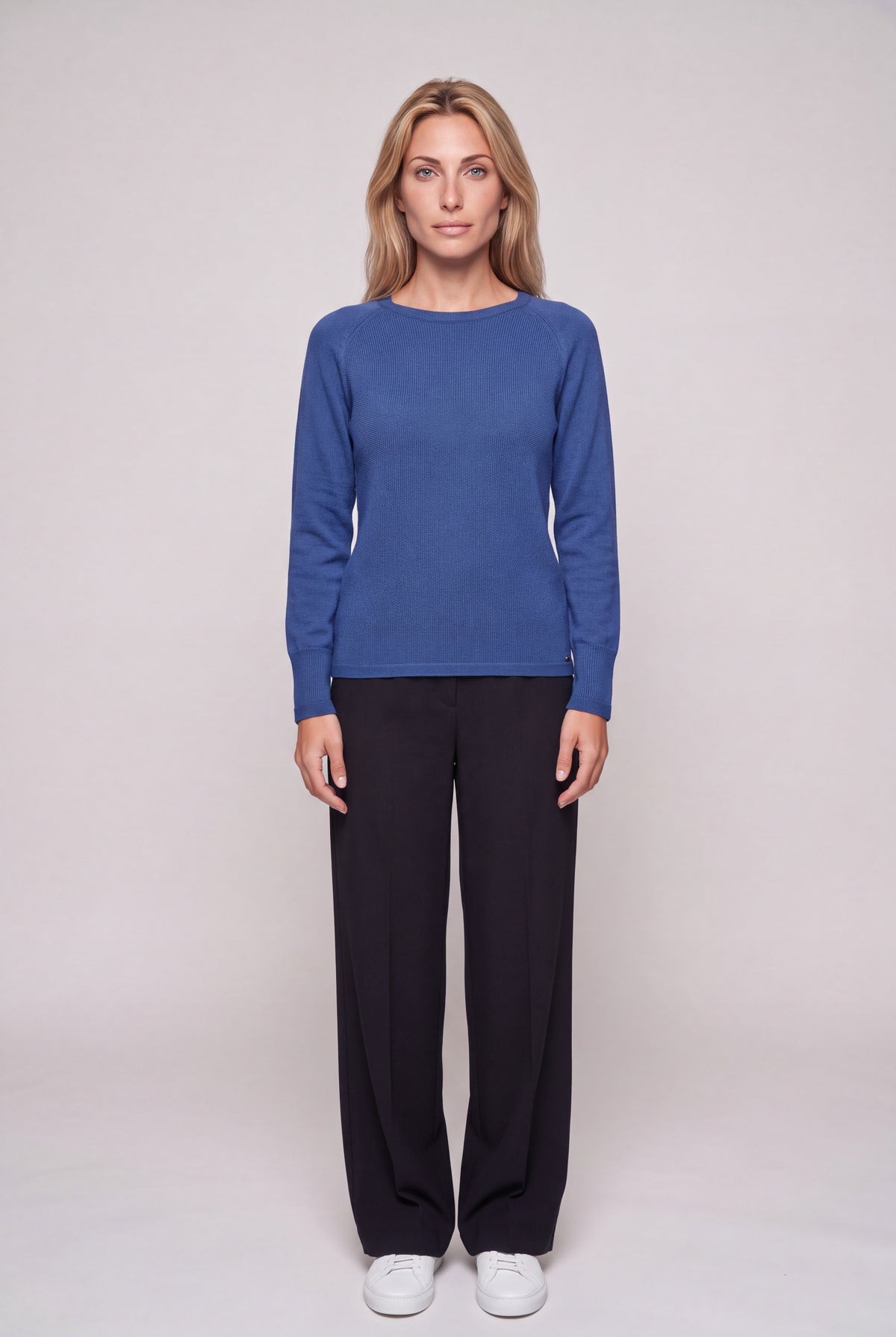 Maglia girocollo donna in punto riso color bordeaux con manica raglan, indossata con jeans scuri