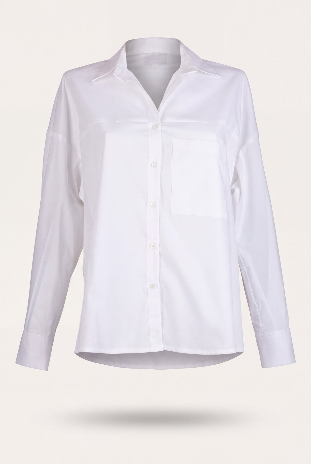 Camicia bianca in cotone con tascone applicato e colletto a punta aperto su manichino