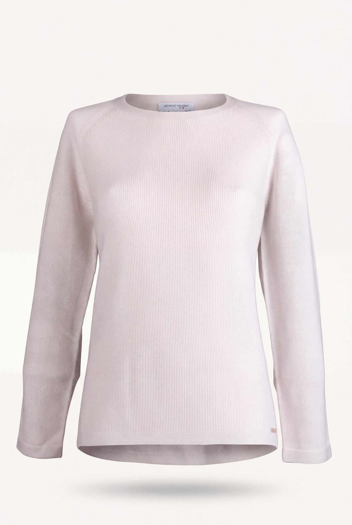 Maglia girocollo donna in punto riso color bordeaux con manica raglan, indossata con jeans scuri