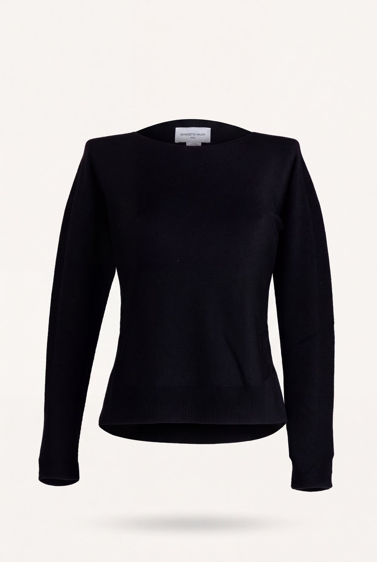 Maglia in pura lana nera con scollo a barchetta e maniche lunghe