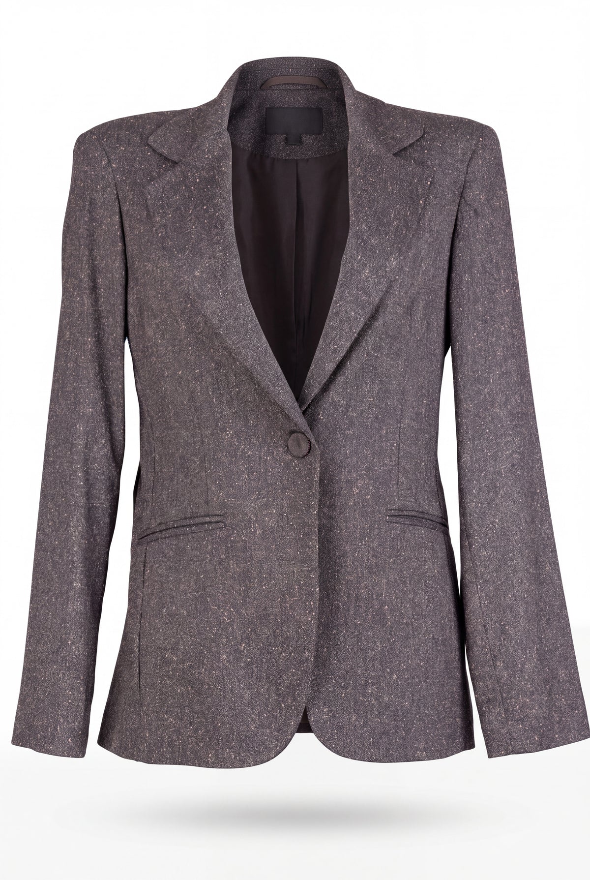 Giacca monopetto tweed color moro con revers a lancia e bottone ricoperto, indossata su completo coordinato