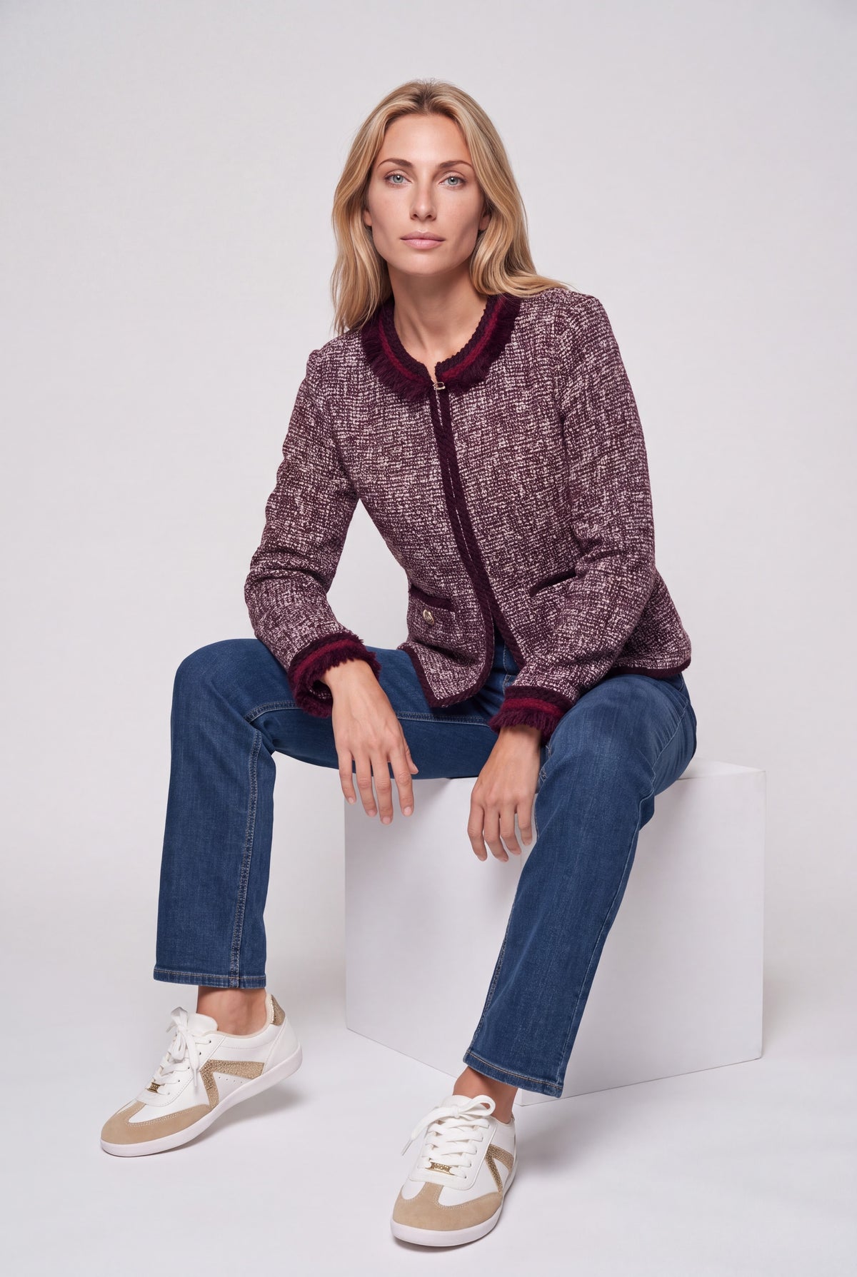 Giacca Chanel in bouclé melange bordeaux con passamaneria, frange e bottoni argentati