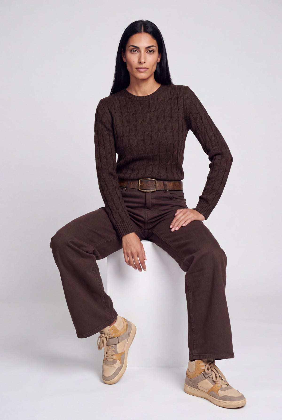 Maglione girocollo in pura lana a trecce color moro su manichino
