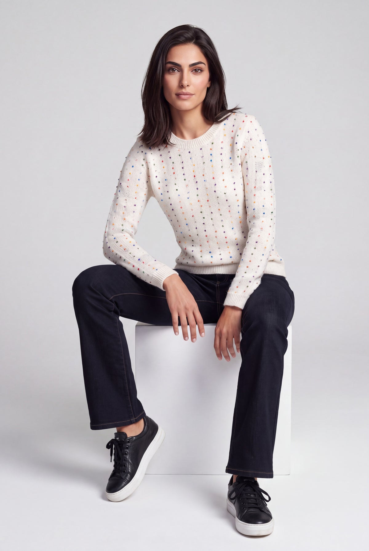 Maglione girocollo donna in maglia panna con pon pon multicolor in file verticali