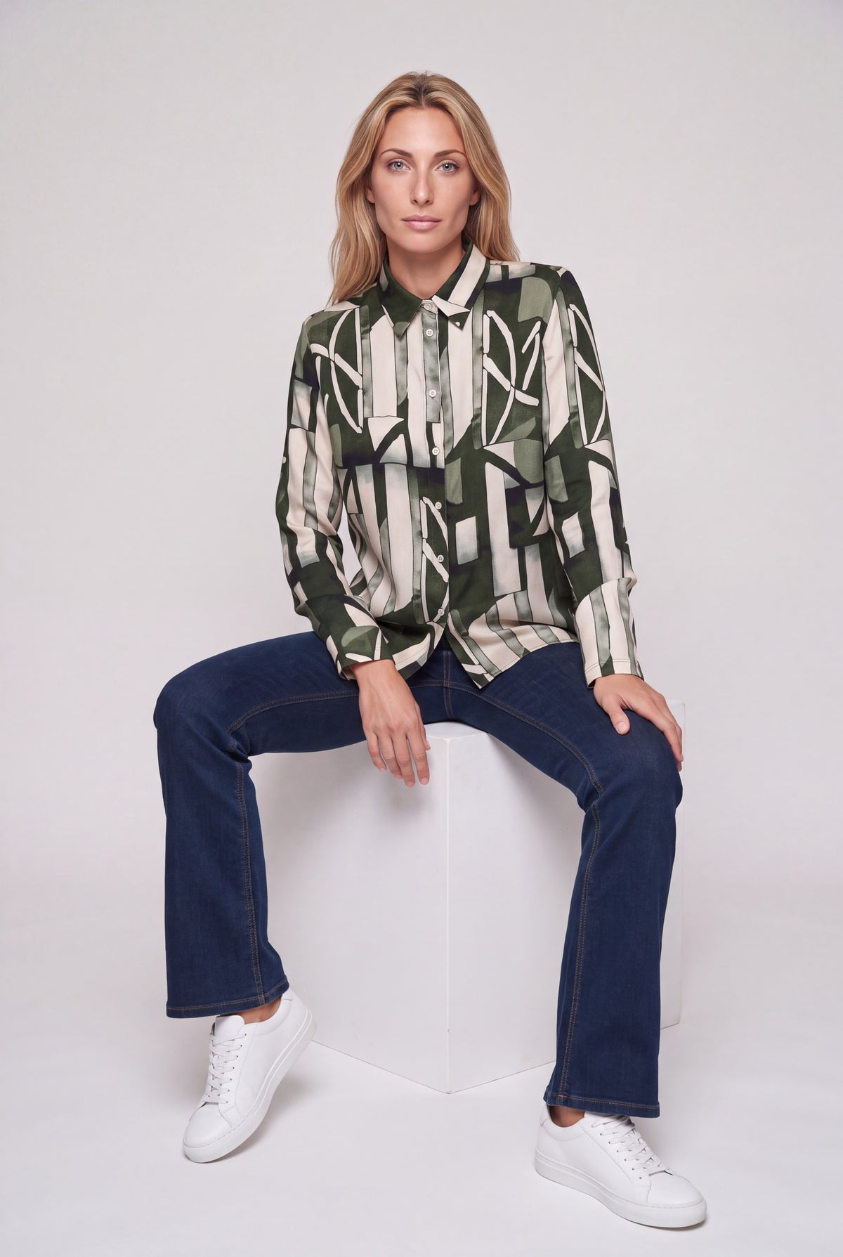 Camicia in viscosa fantasia verde da donna con stampa geometrica astratta, colletto a punta e maniche lunghe