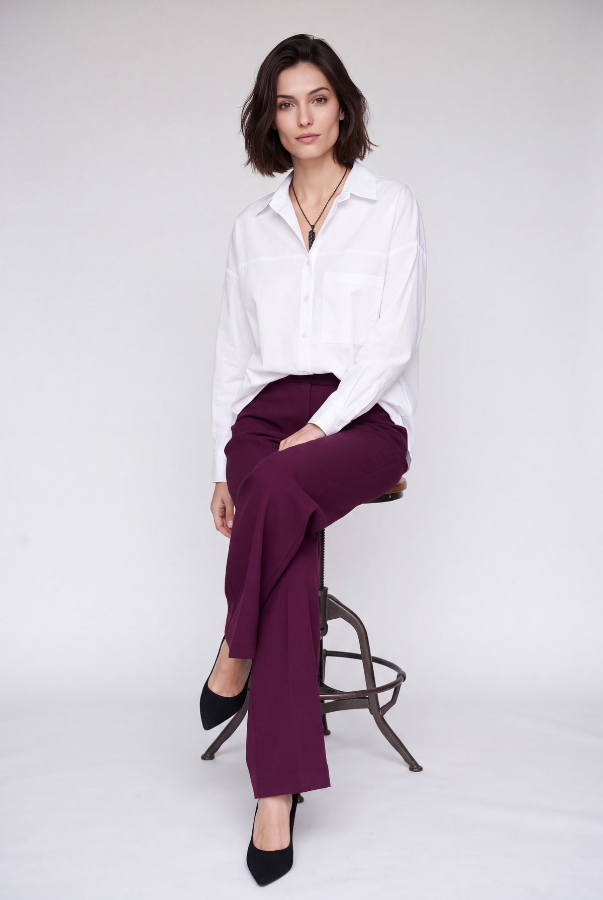 Camicia bianca in cotone con tascone applicato e colletto a punta aperto su manichino