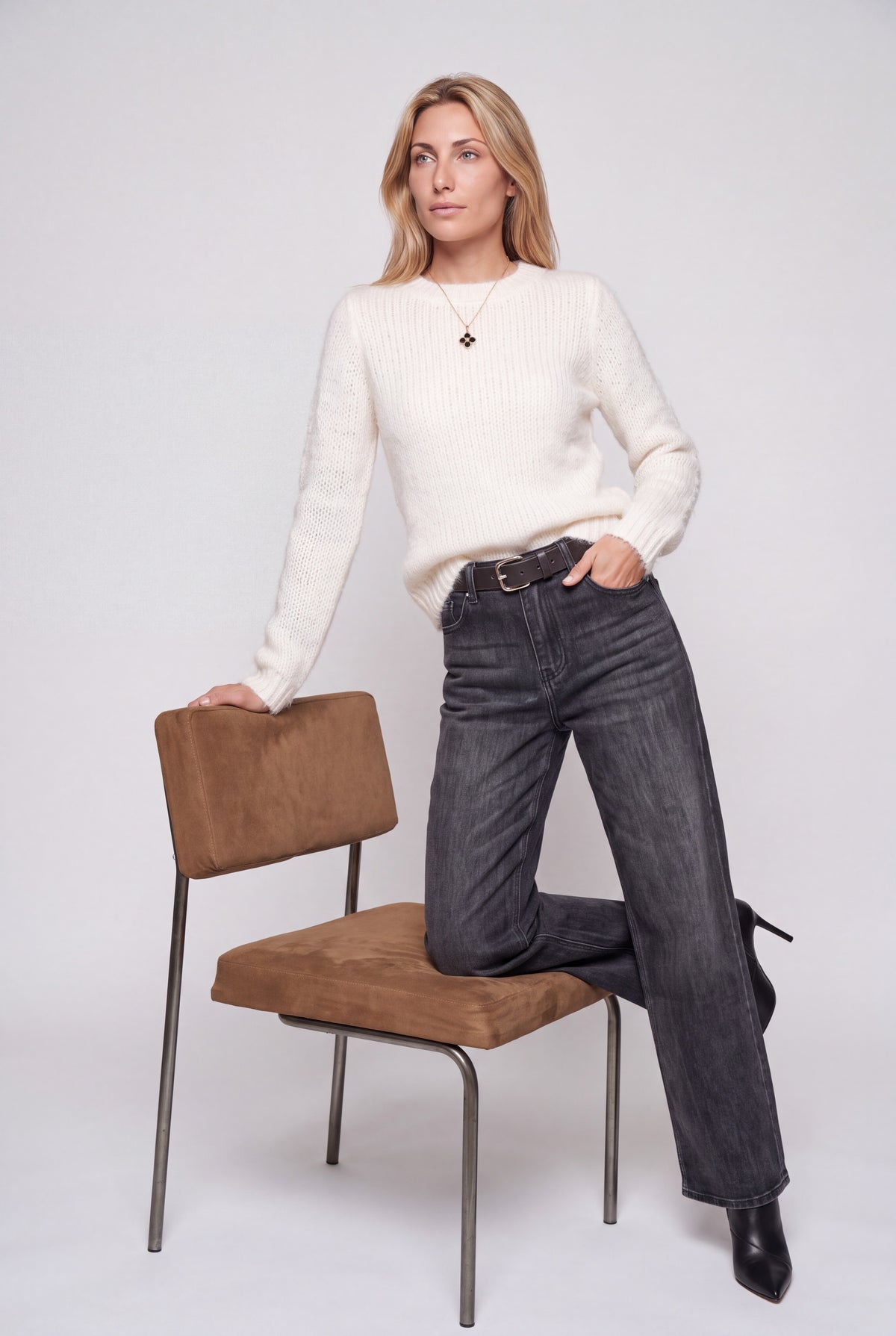 Maglione girocollo da donna color latte in maglia pelosa effetto pelliccia su manichino