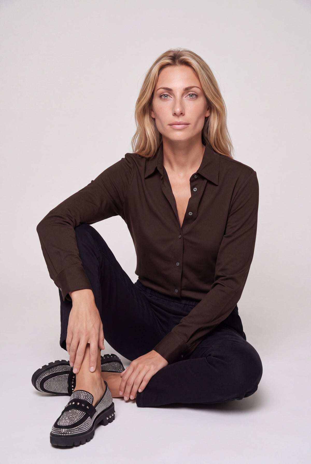 Camicia in jersey da donna color moro, tinta unita, collo classico e bottoni a tono