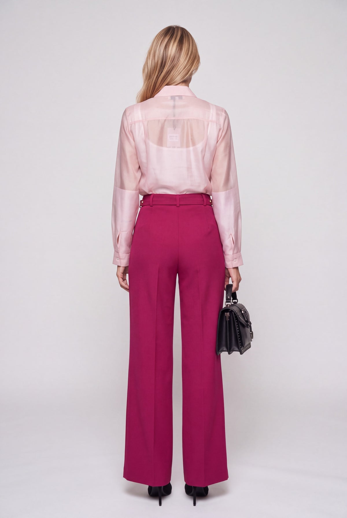 Camicia da donna in voile rosa semitrasparente con plissè frontale, collo a punta e maniche lunghe