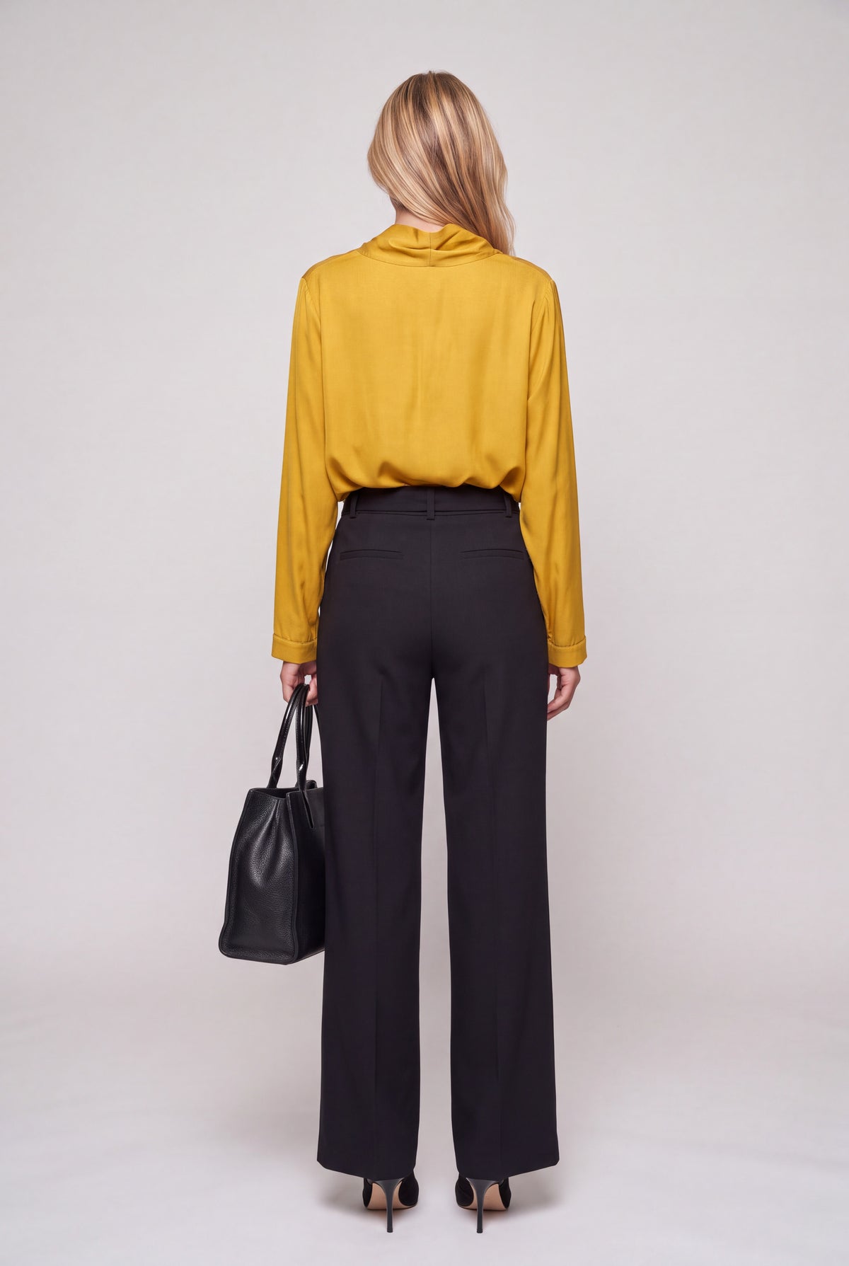 Blusa in raso blu inchiostro con scollo a V e pieghe sulle spalle, maniche lunghe