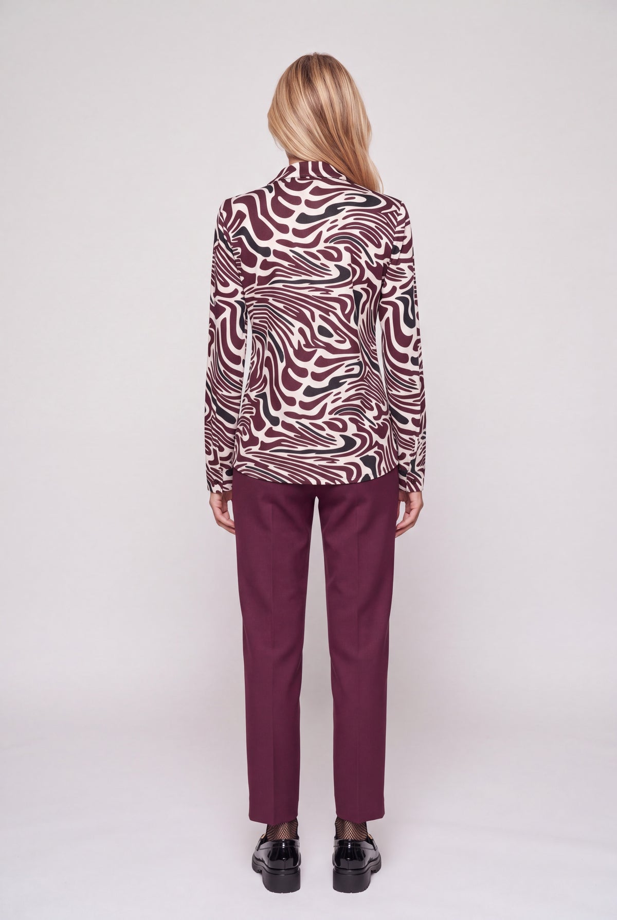 Camicia in jersey da donna con stampa onda bordeaux, nero e panna, collo a punta e maniche lunghe