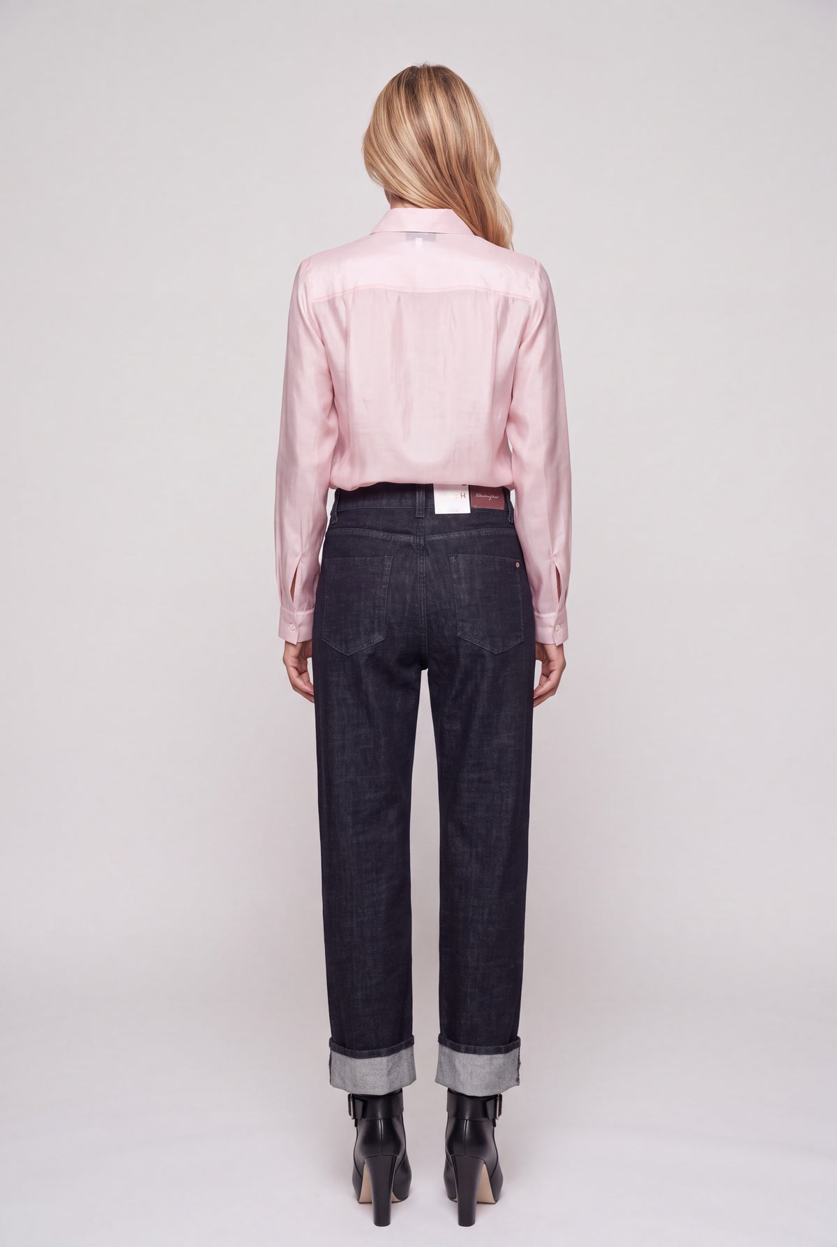 Camicia con rouche rosa da donna in tessuto lucido, colletto classico e volant sul davanti
