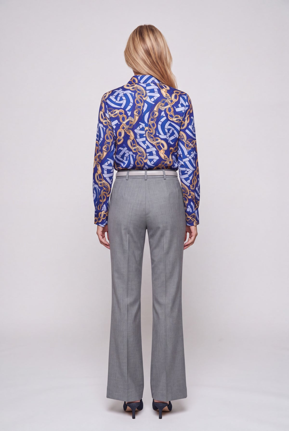 Camicia in jersey stampa catene blu inchiostro con catene dorate, colletto classico e maniche lunghe