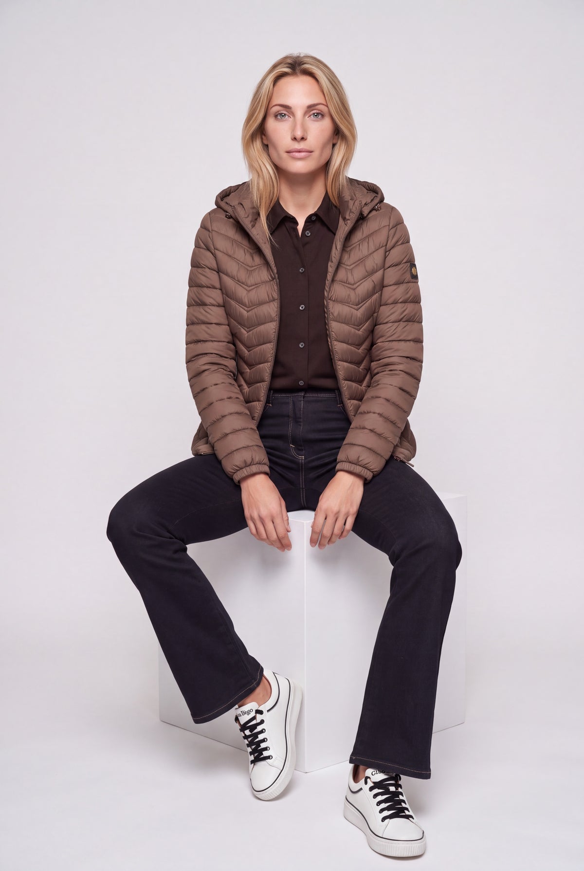 Jeans a zampa donna in denim blu scuro con impunture a contrasto e passanti in vita