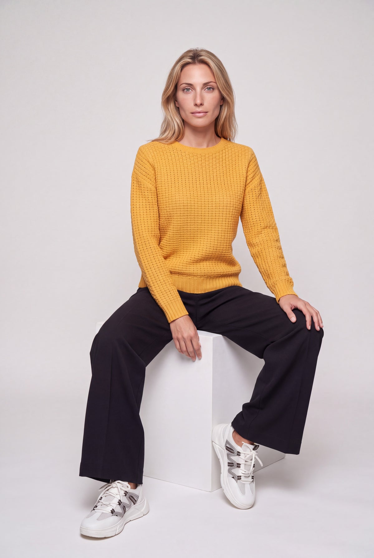Maglione punto canestro donna color ocra, girocollo con lavorazione in rilievo e polsini a coste