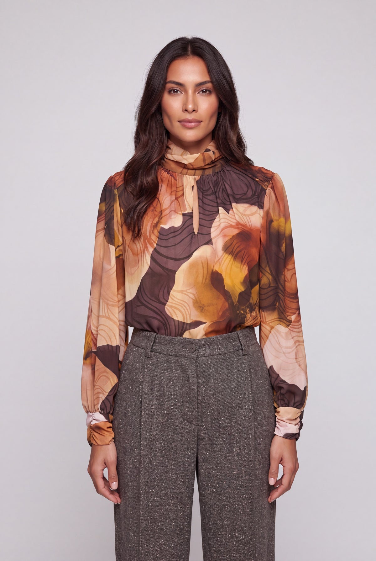 Blusa dolcevita da donna a stampa floreale senape con collo alto e maniche a palloncino