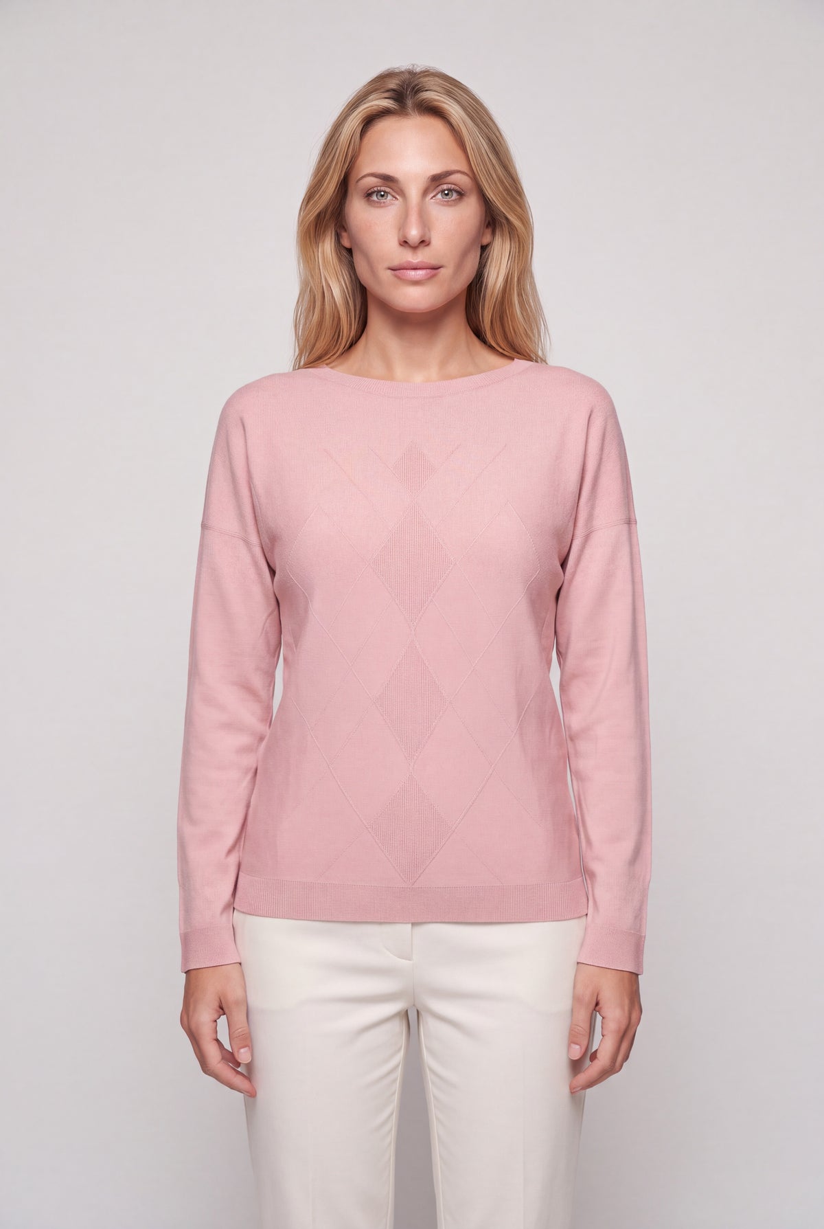 Maglia in pura lana color indaco da donna con motivo a rombi a rilievo e scollo a barchetta