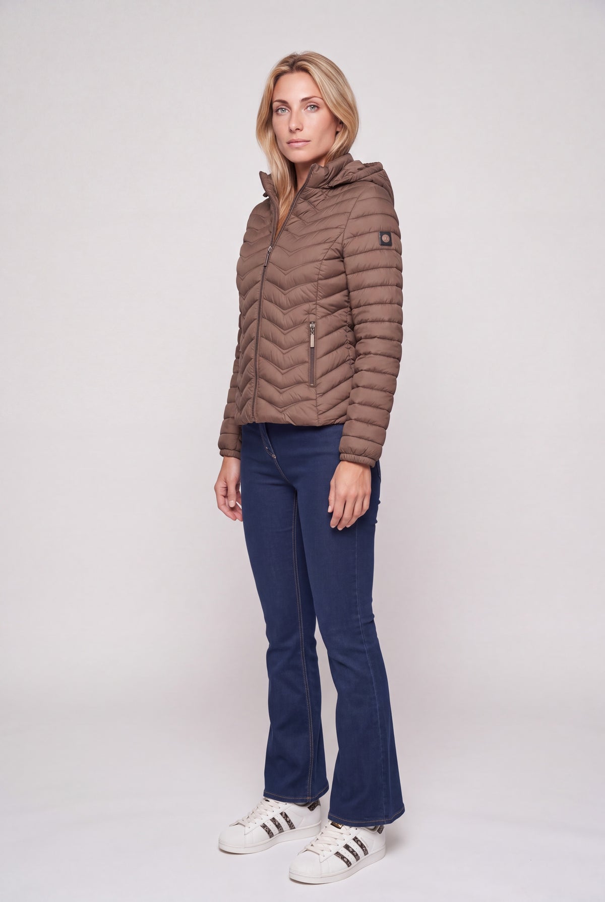 Jeans a zampa donna in denim blu scuro con impunture a contrasto e passanti in vita