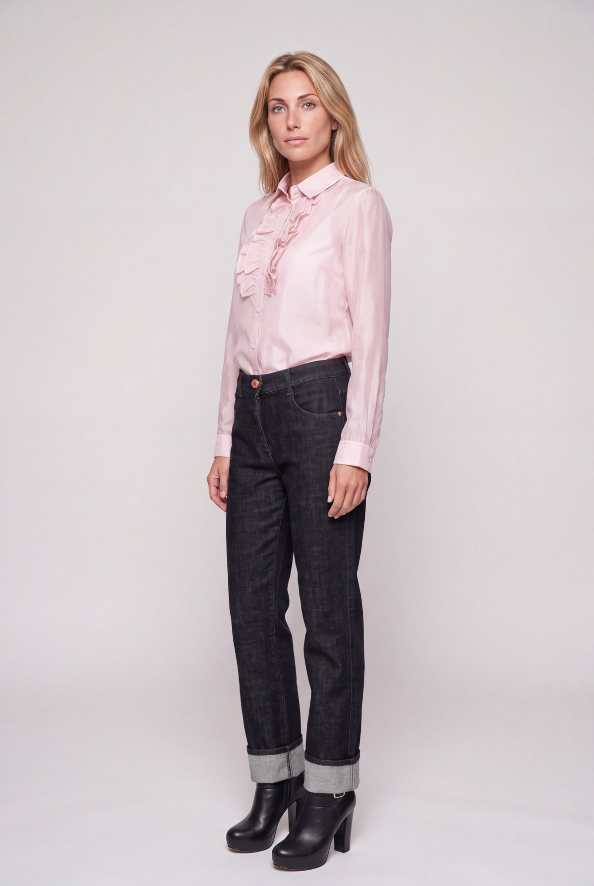 Camicia con rouche rosa da donna in tessuto lucido, colletto classico e volant sul davanti