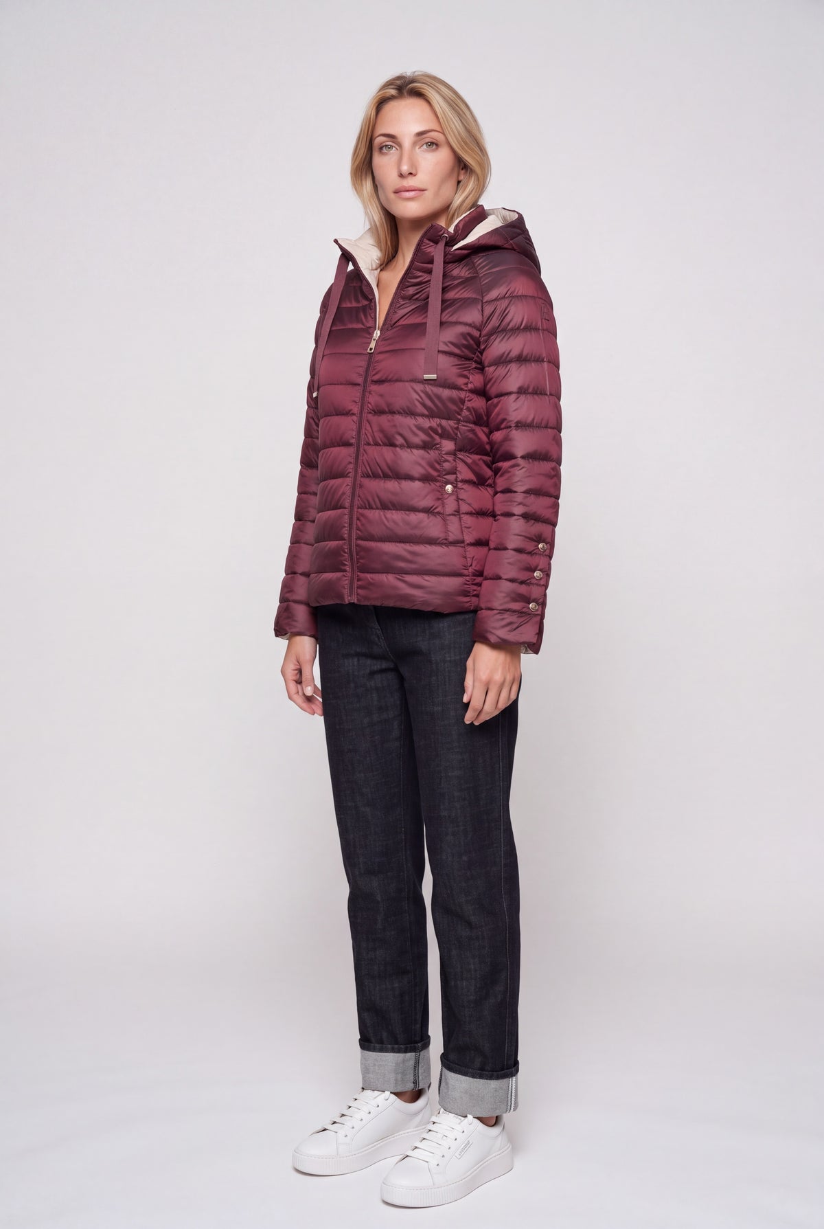 Piumino leggero con cappuccio bordeaux trapuntato, zip centrale e interno chiaro a contrasto