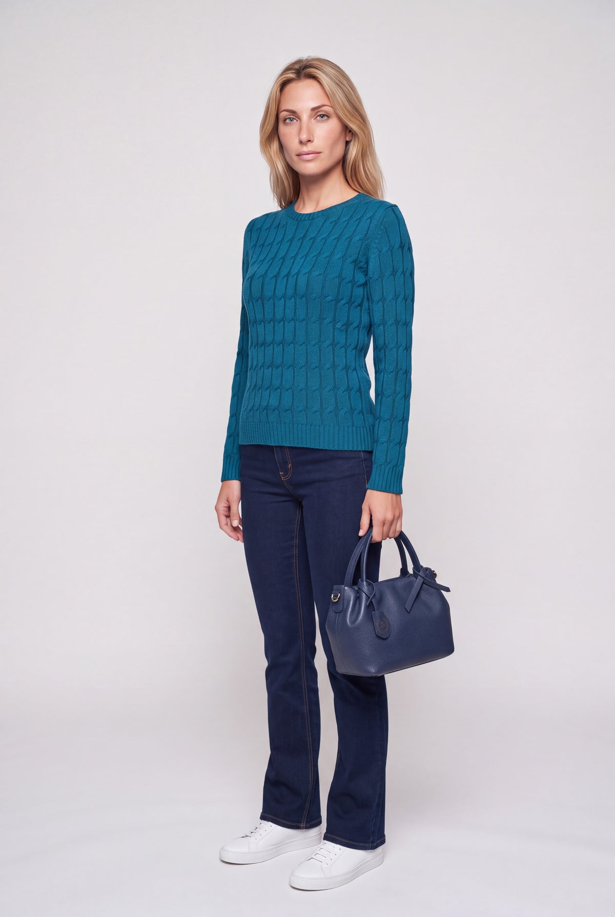 Maglione girocollo in pura lana a trecce color moro su manichino