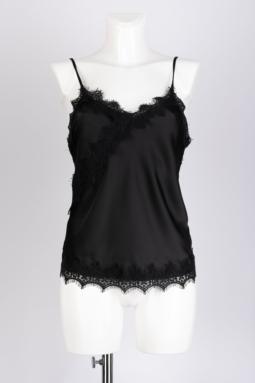 Top lingerie in raso nero con bordo di pizzo smerlato e bretelline sottili su manichino
