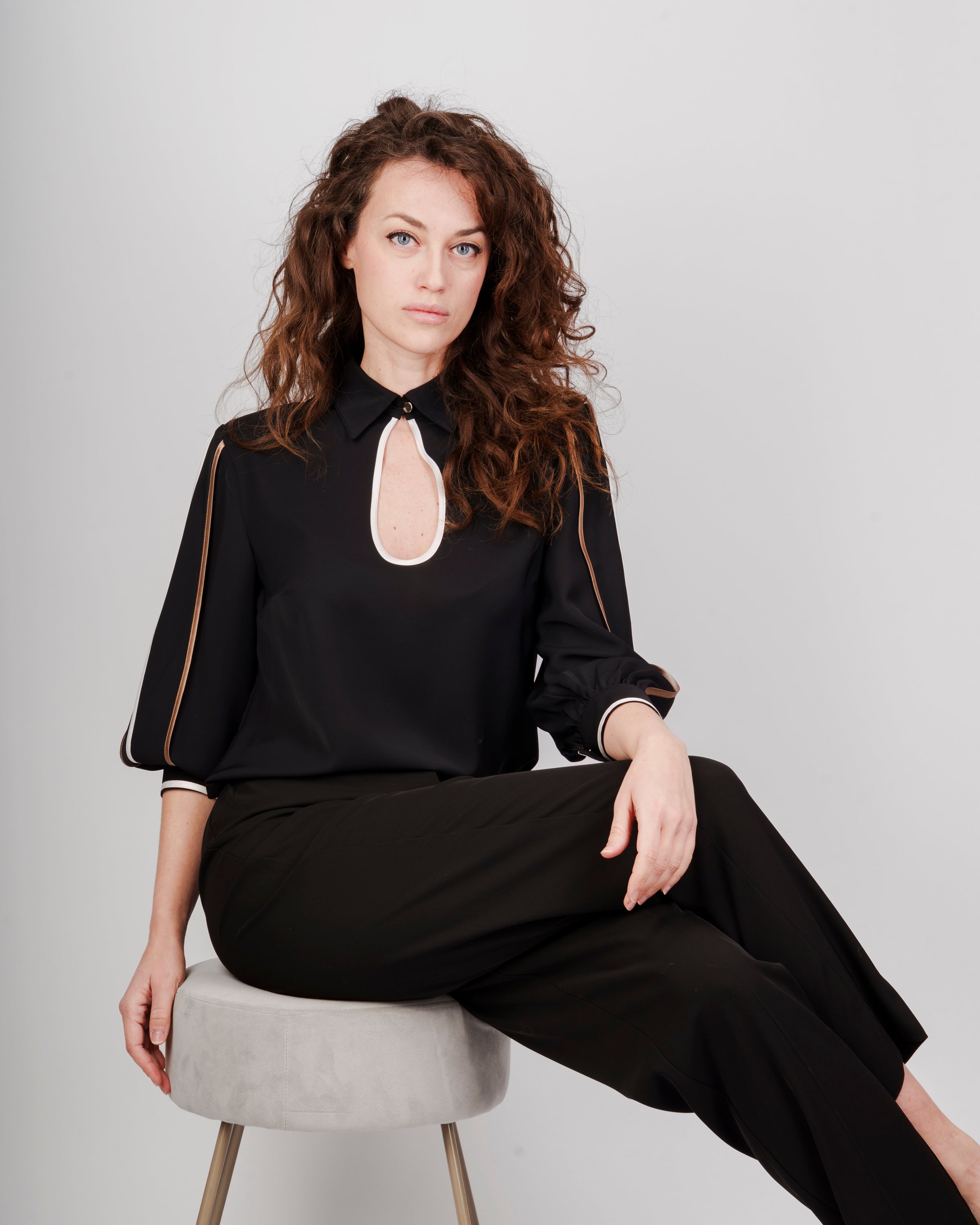 Blusa con piping maniche mano seta METAURO