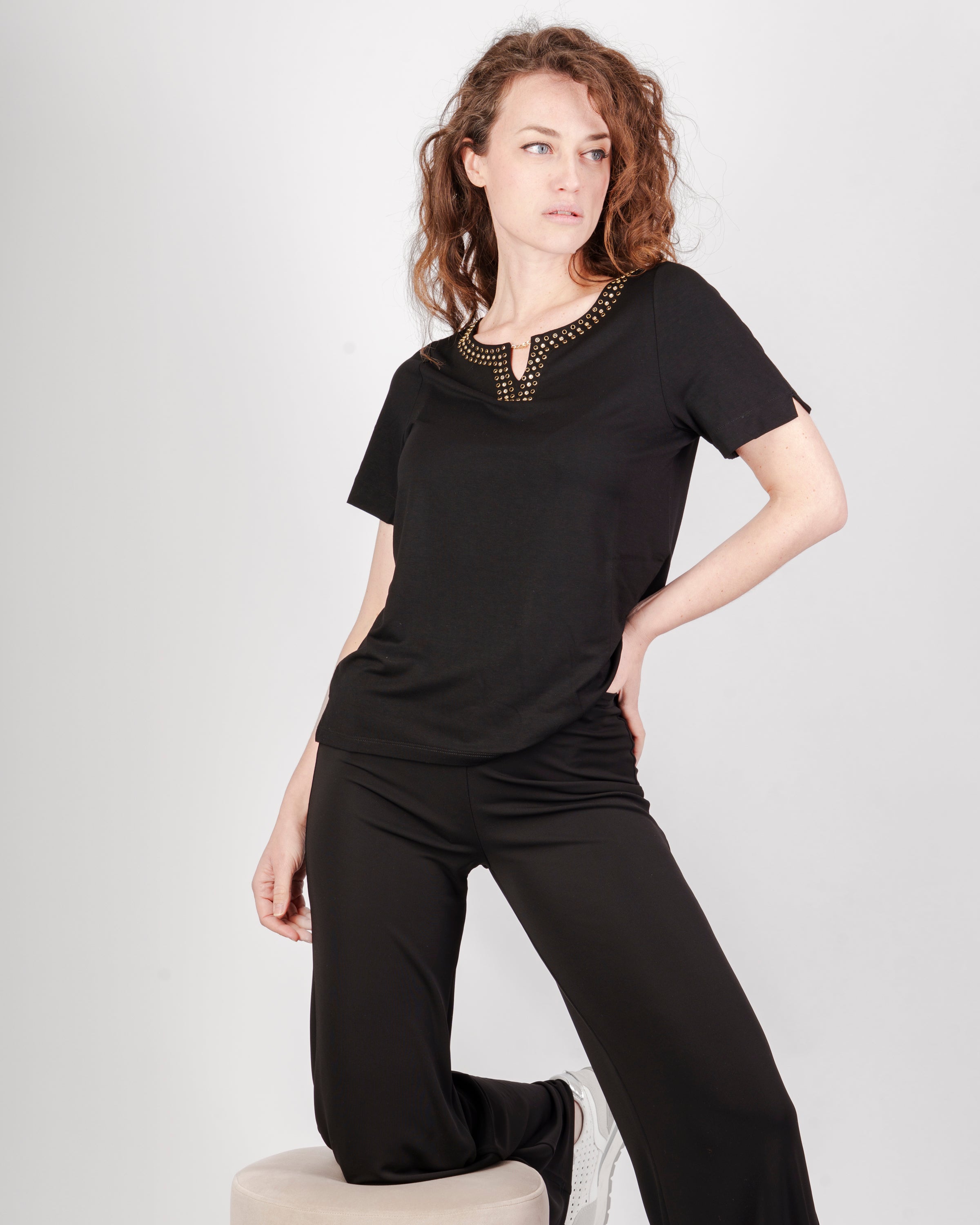Maglia scollo Madonna borchie 8136