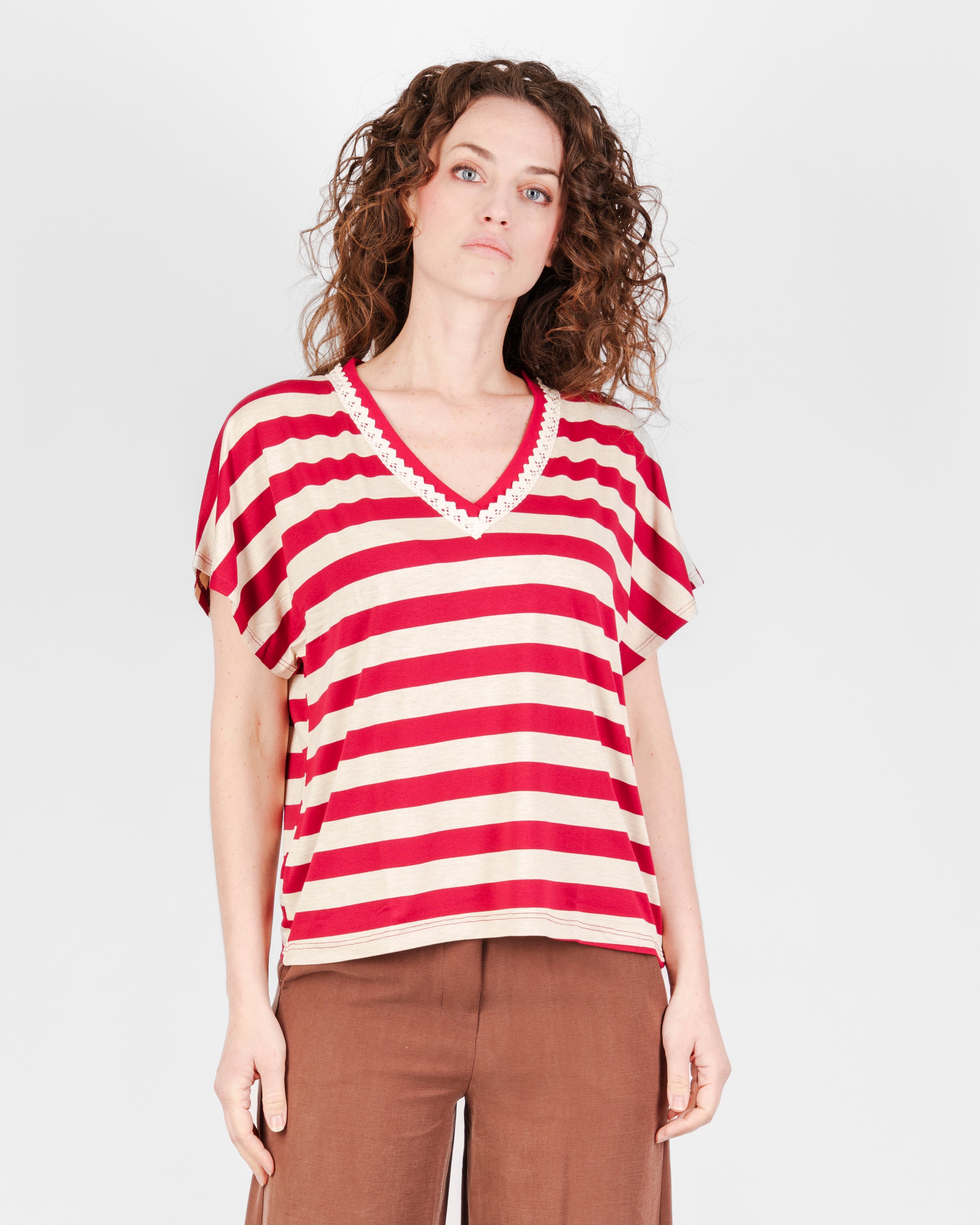 T-Shirt scollo V Edas rigata TRISTE