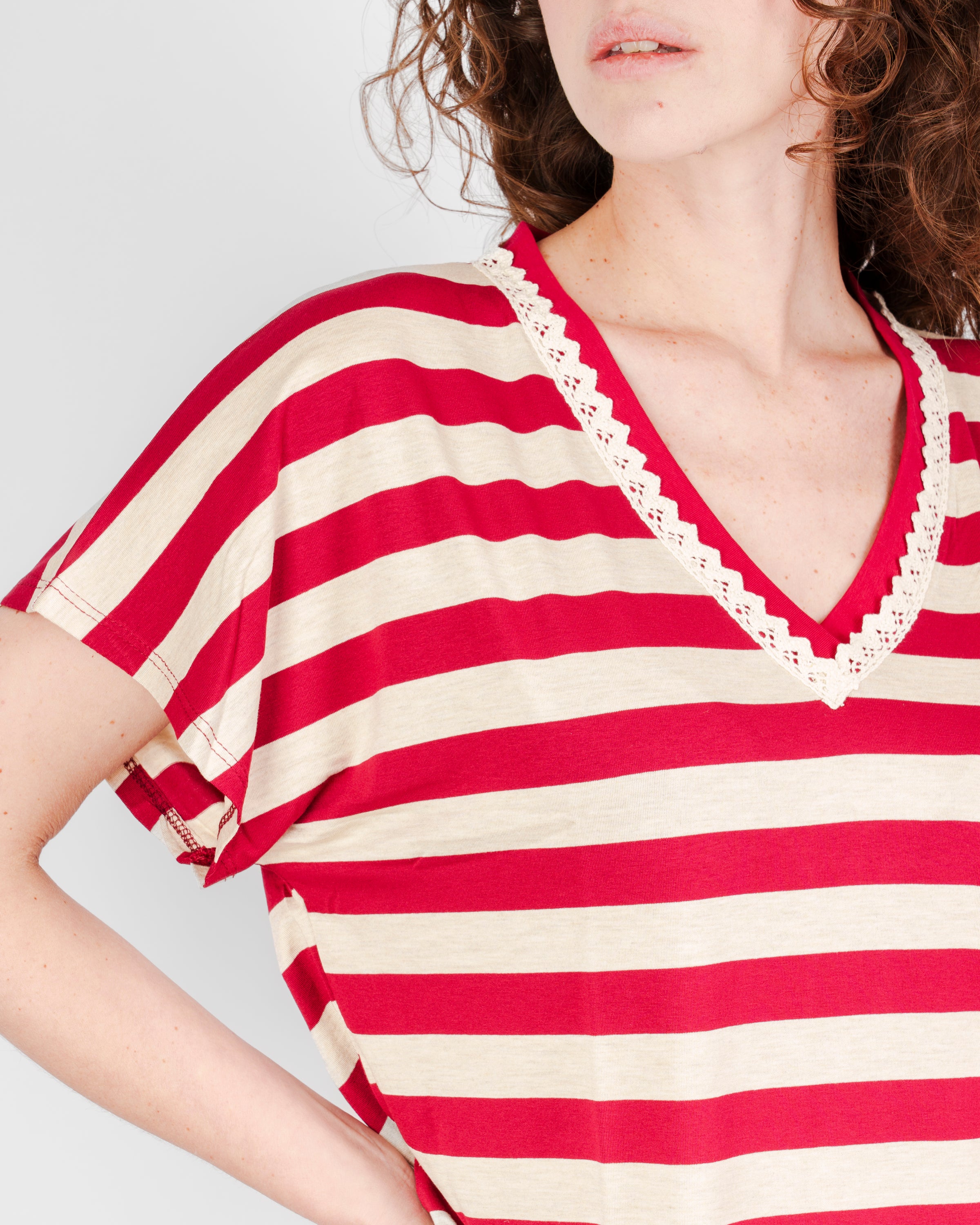 T-Shirt scollo V Edas rigata TRISTE