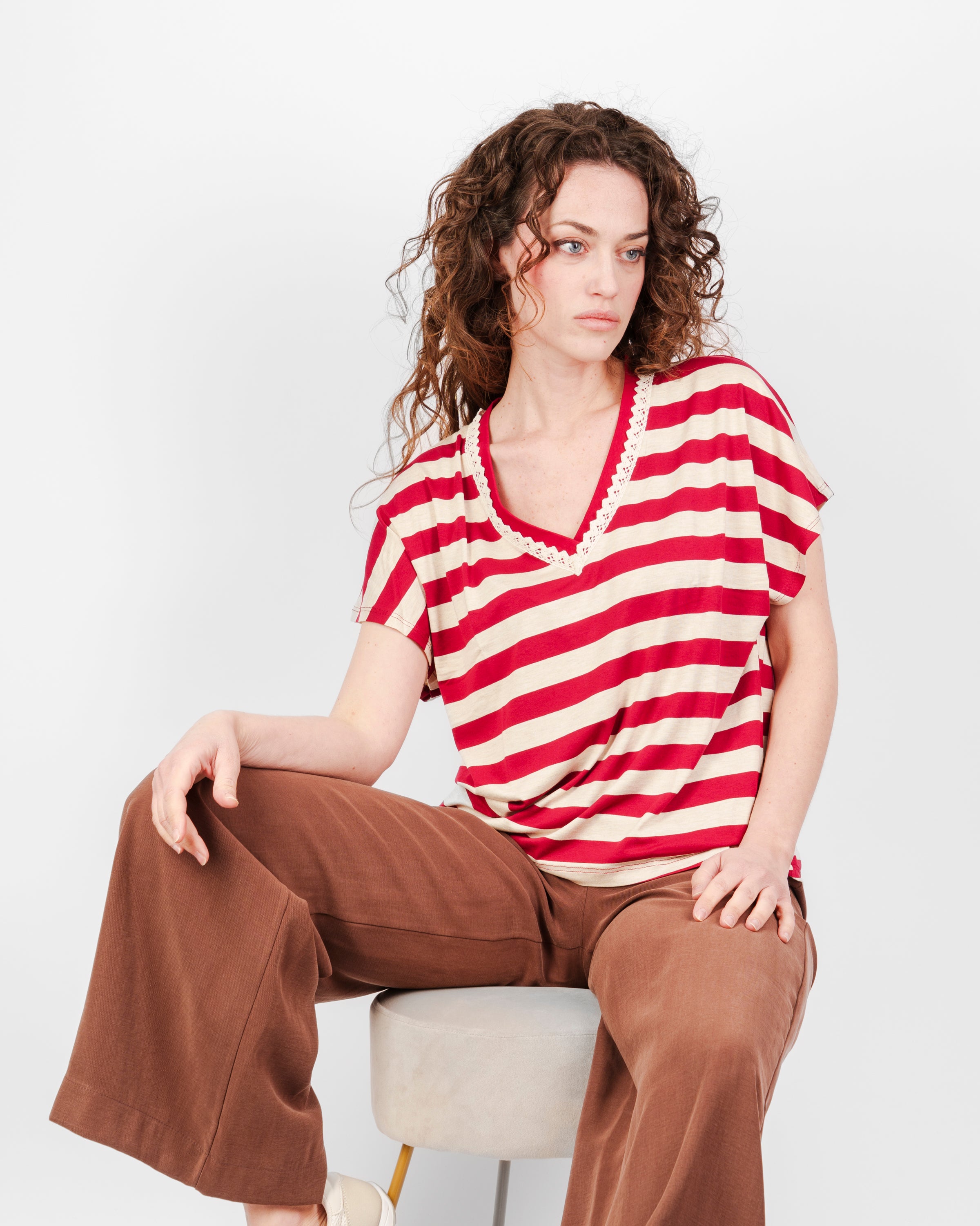 T-Shirt scollo V Edas rigata TRISTE