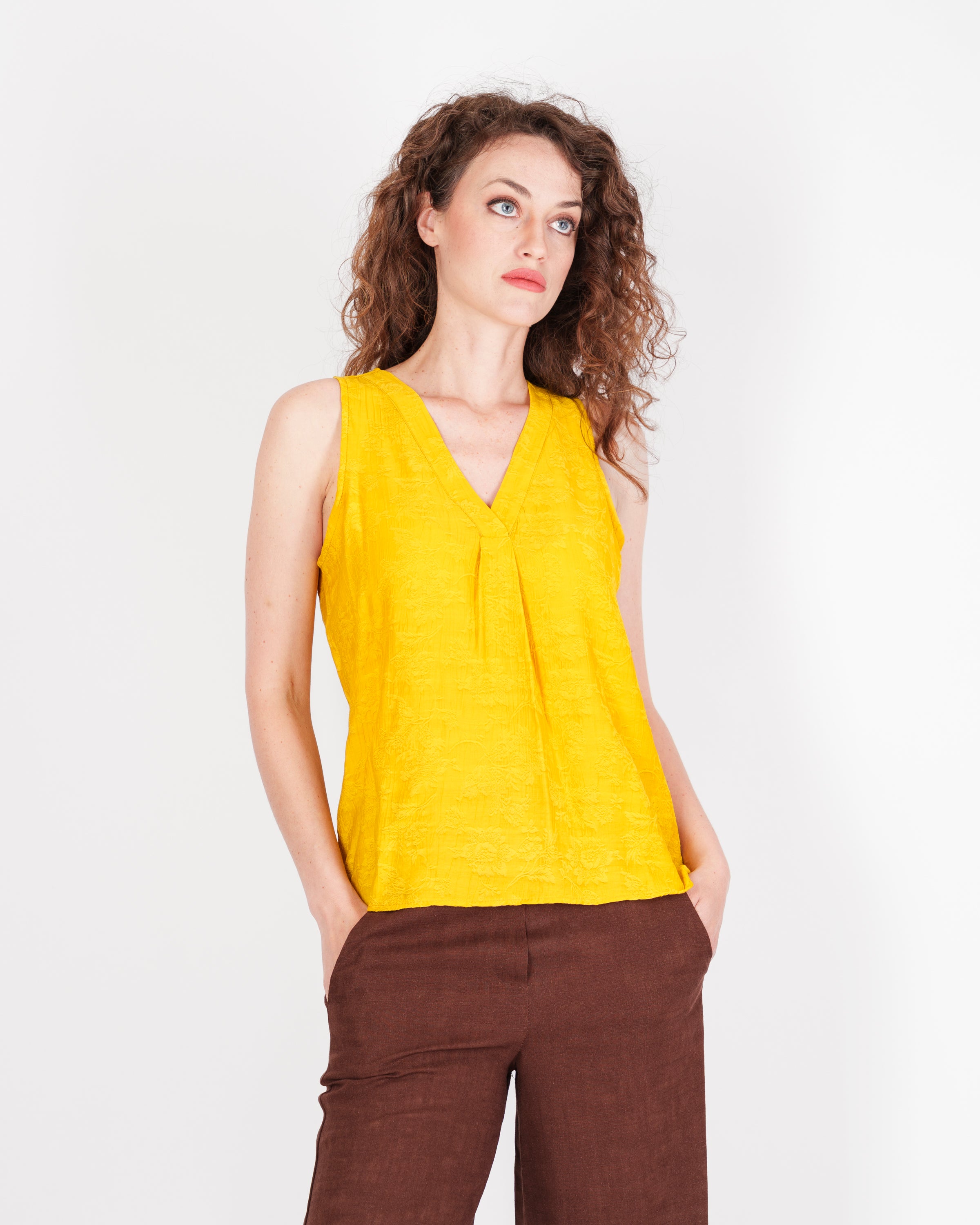 Blusa smanicata in viscosa goffrata 6060/53