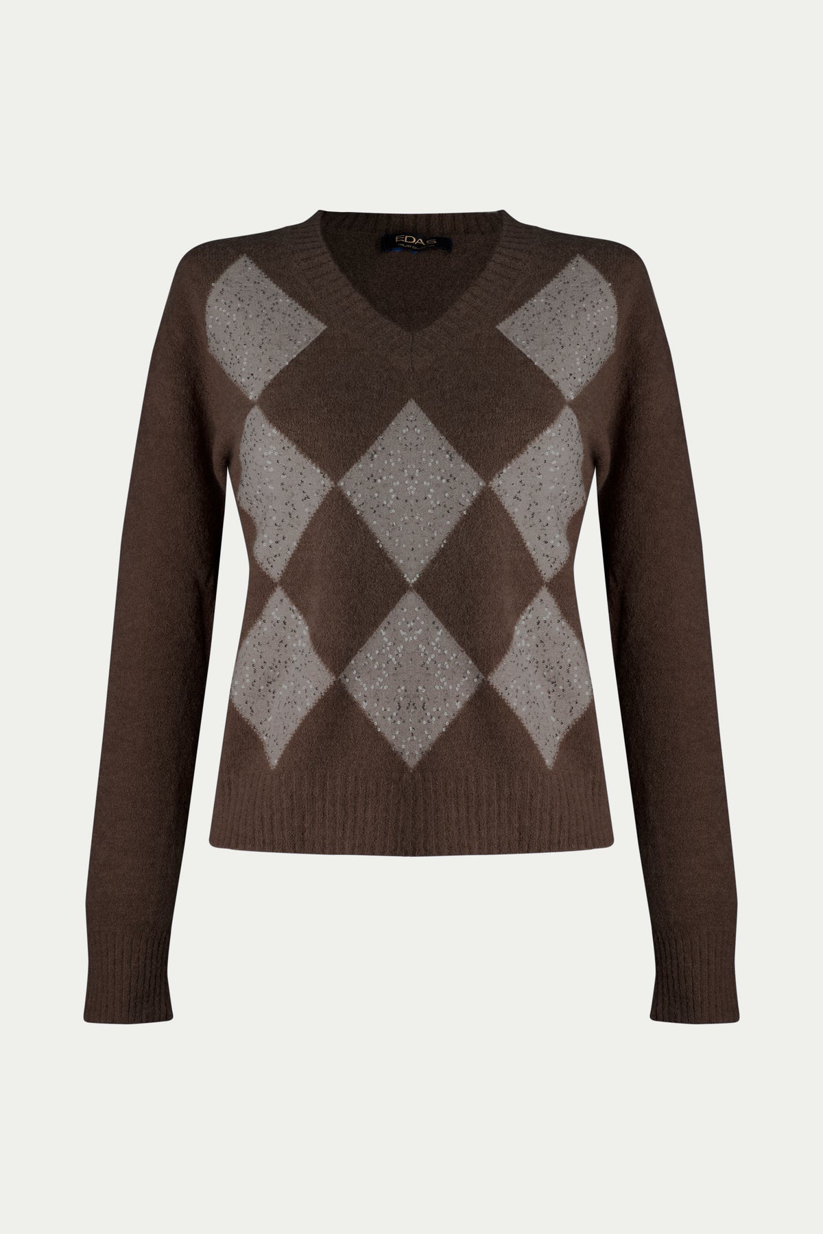 Maglia scollo a V con rombi marroni e paillettes, motivo argyle, indossata da modella