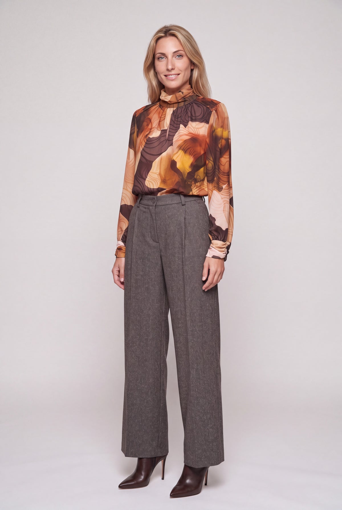 Pantalone palazzo in tweed di viscosa color moro, gamba larga con pince e piega stirata