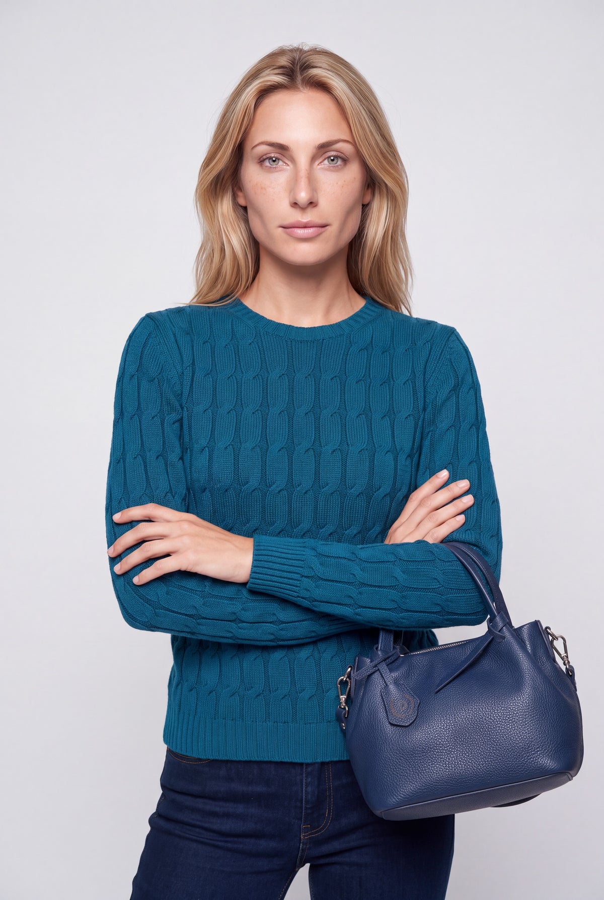 Maglione girocollo in pura lana a trecce color moro su manichino