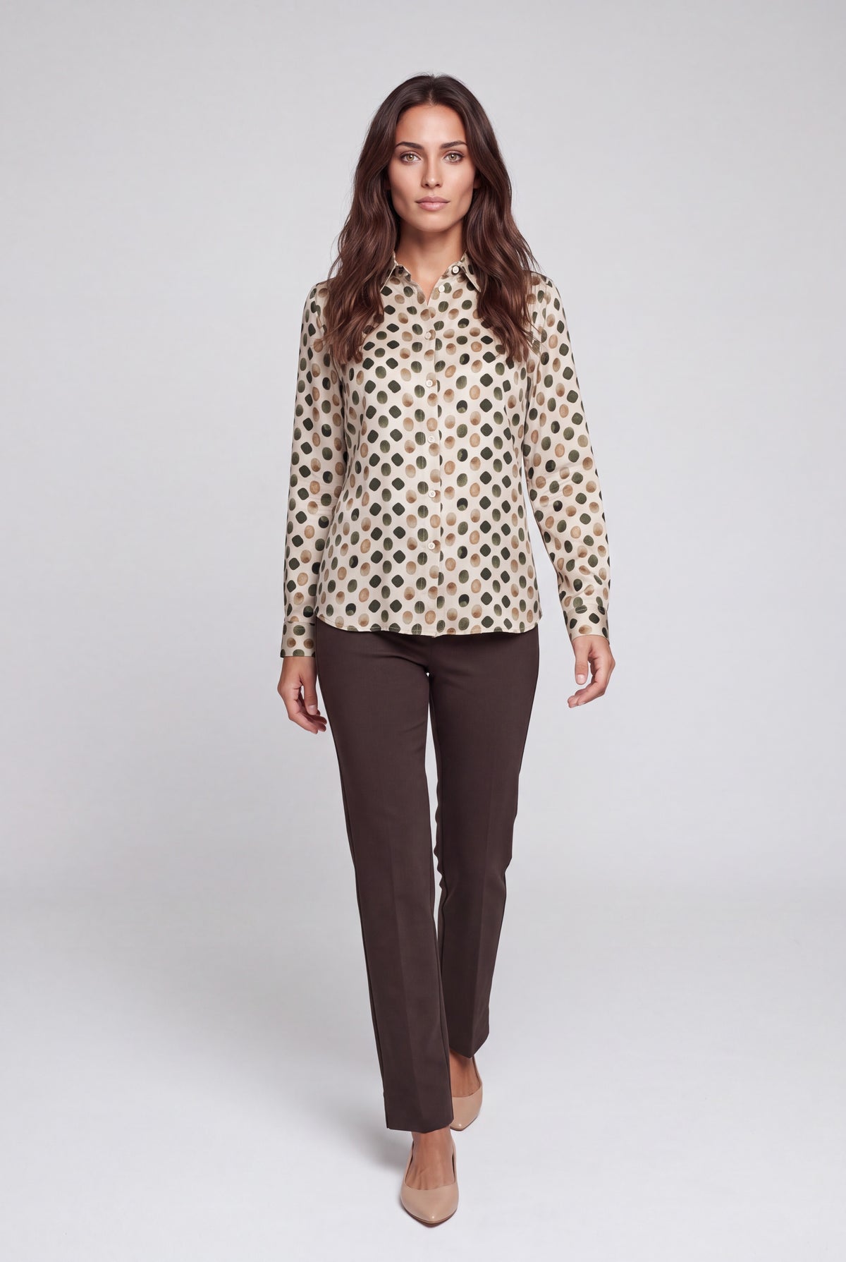 Camicia da donna in viscosa a pois rétro nei toni verde, senape e beige con colletto a punta