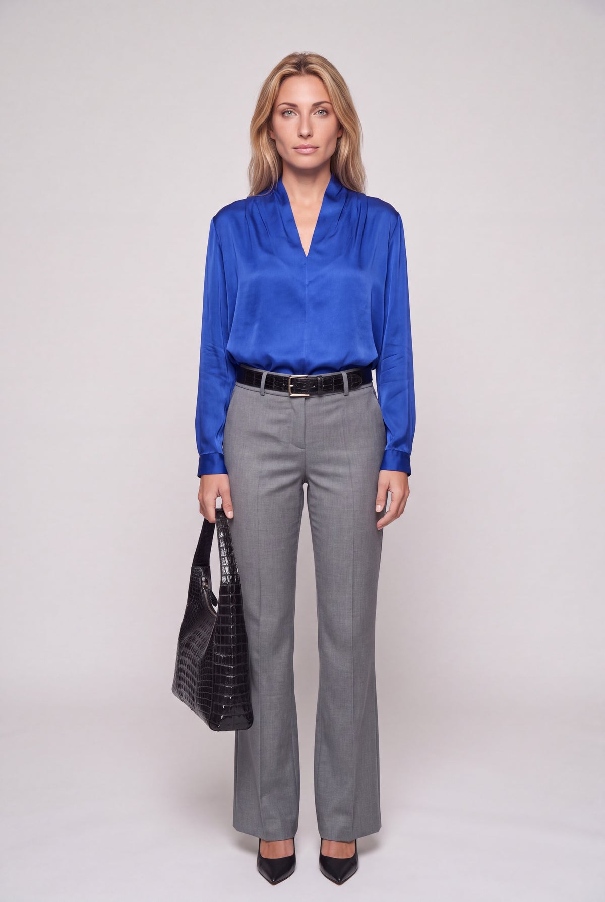 Blusa in raso blu inchiostro con scollo a V e pieghe sulle spalle, maniche lunghe