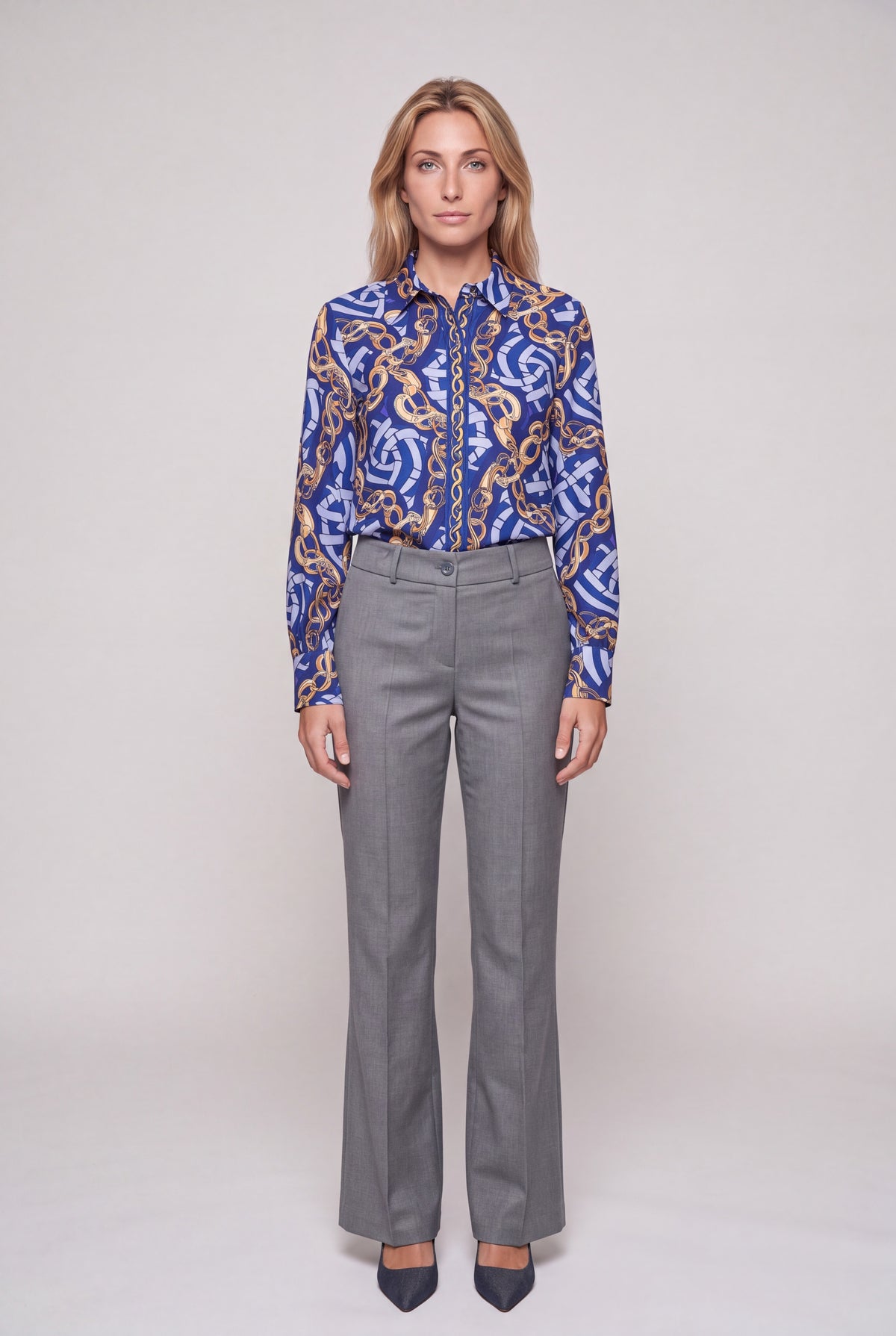 Camicia in jersey stampa catene blu inchiostro con catene dorate, colletto classico e maniche lunghe